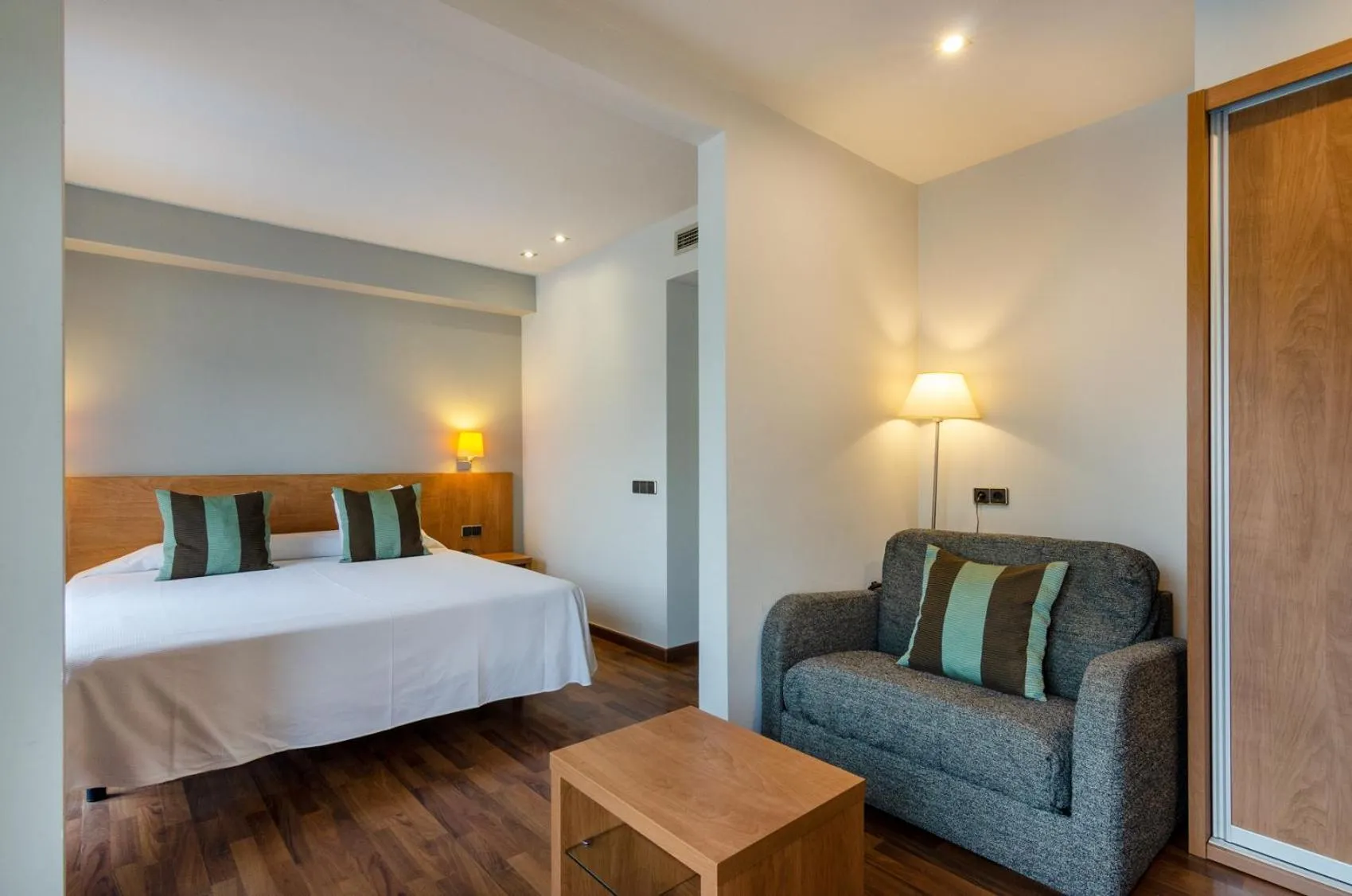 Property building, Bed in Hotel Medes II