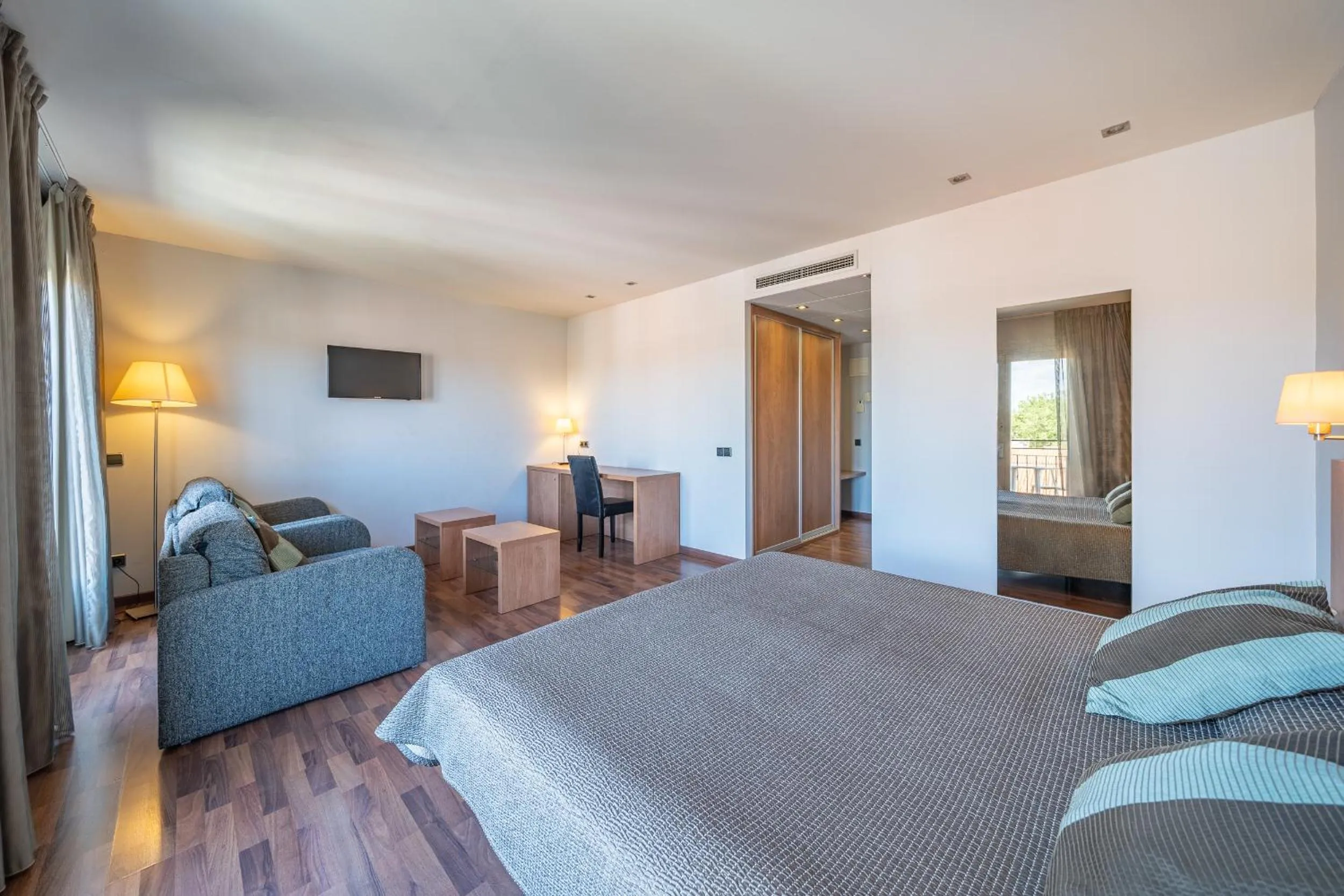 Photo of the whole room, Bed in Hotel Medes II