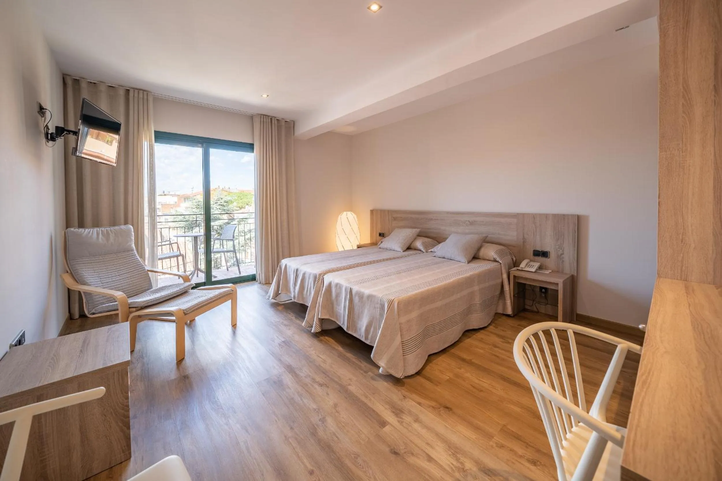 Photo of the whole room, Bed in Hotel Medes II