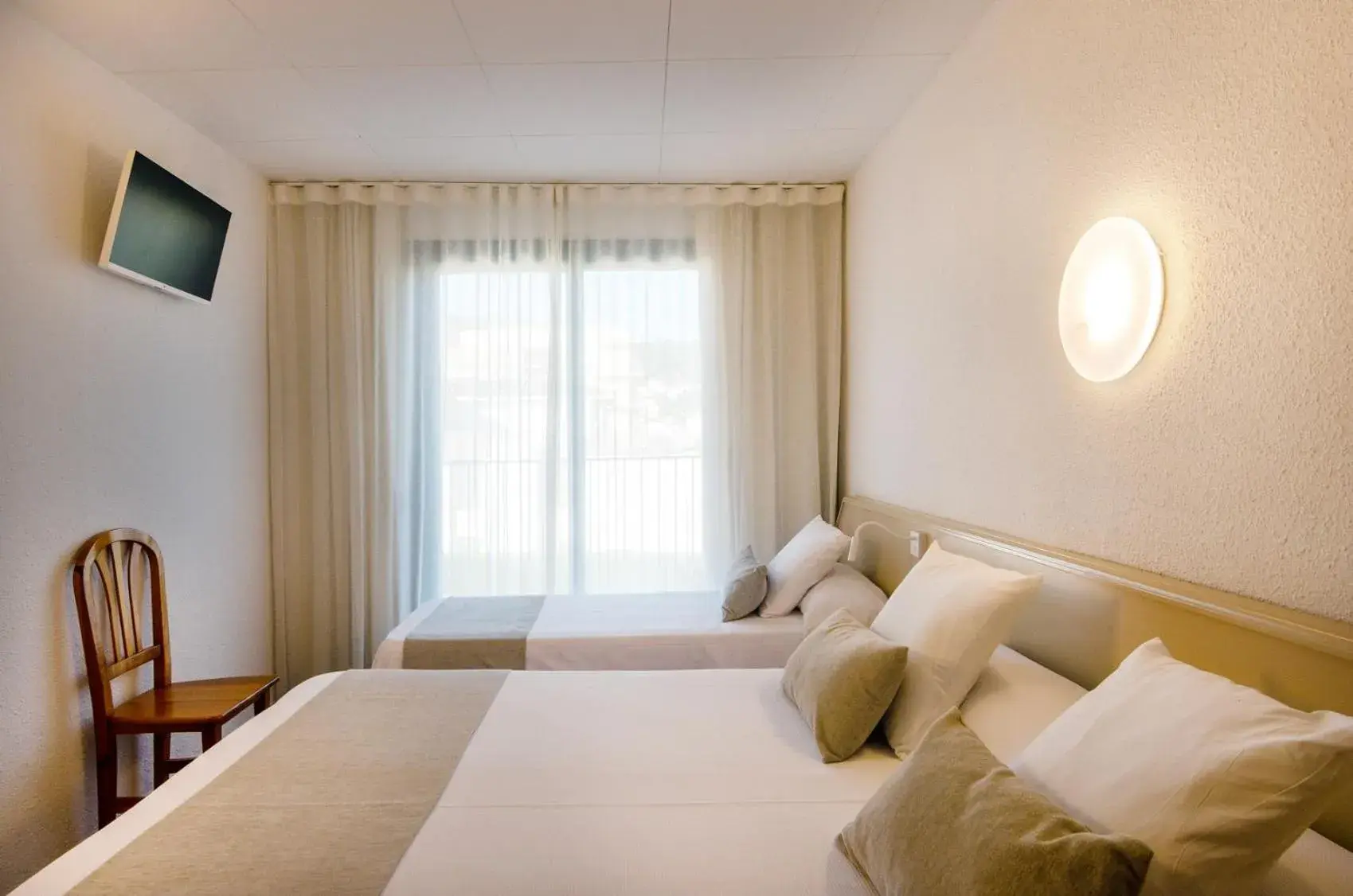 Triple Room (2 Adults + 1 Child) in Hotel Medes II Triple Room (2 Adults + 1 Child) in Hotel Medes II