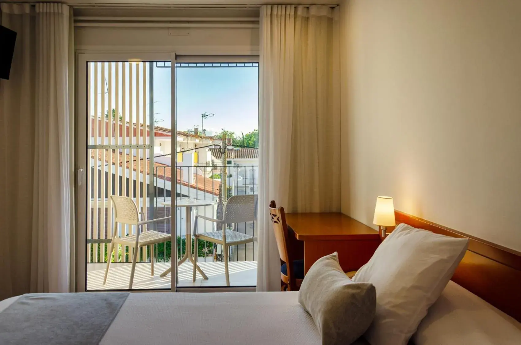 Photo of the whole room, Bed in Hotel Medes II Photo of the whole room, Bed in Hotel Medes II