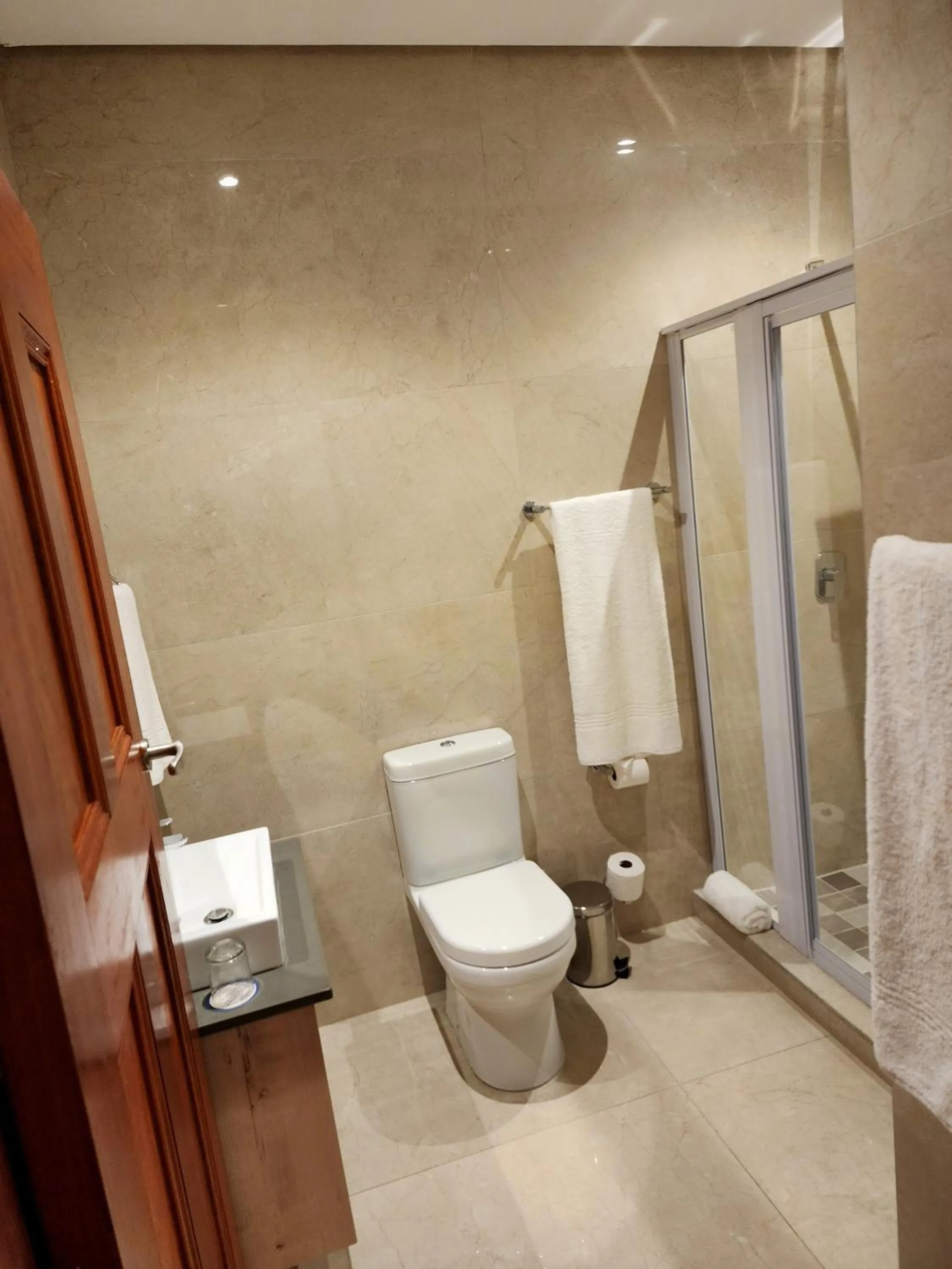 Shower in 12 Oceans Hotel and Conference Centre