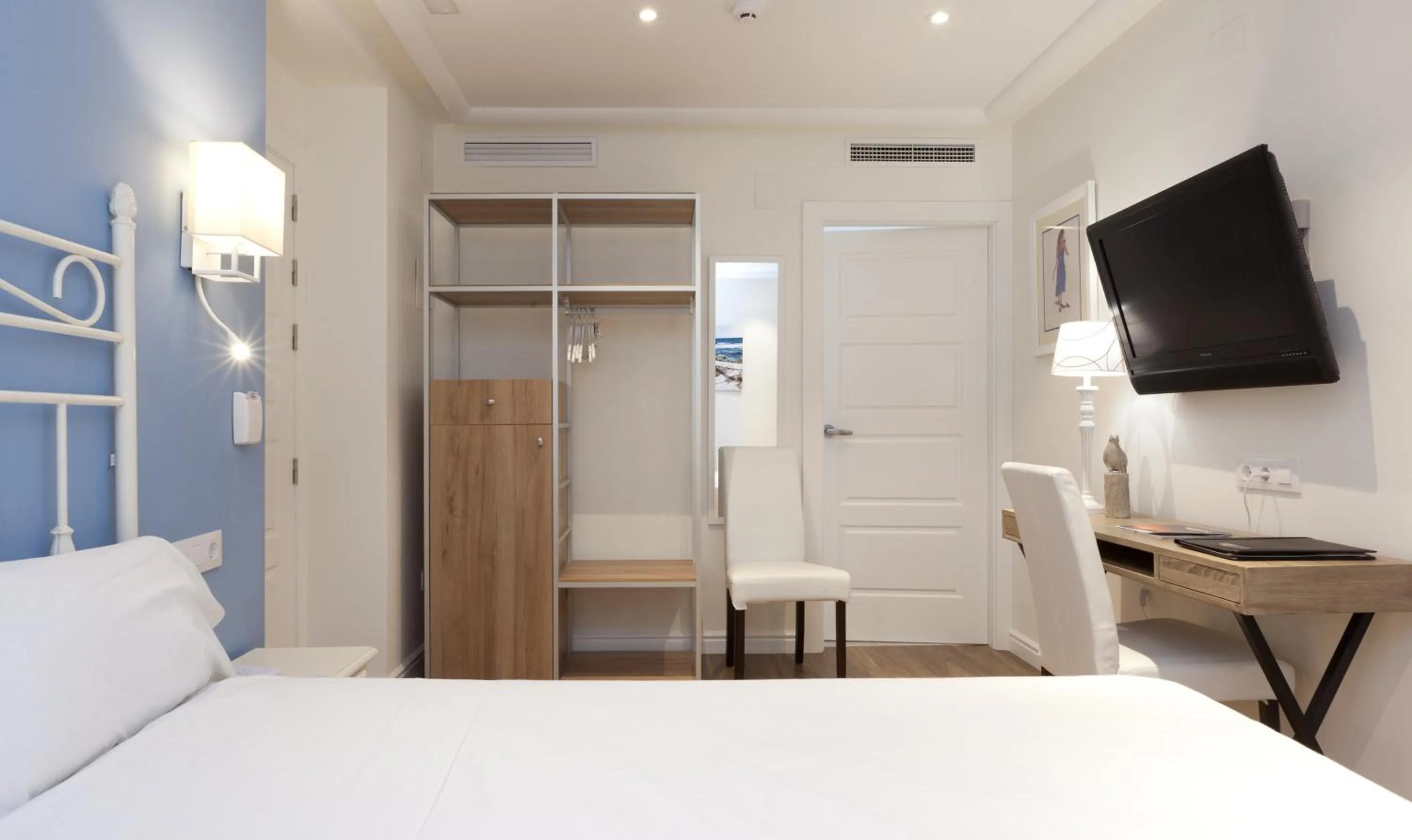 Photo of the whole room, Bed in MR Hotelet de la Raconà & Apartments