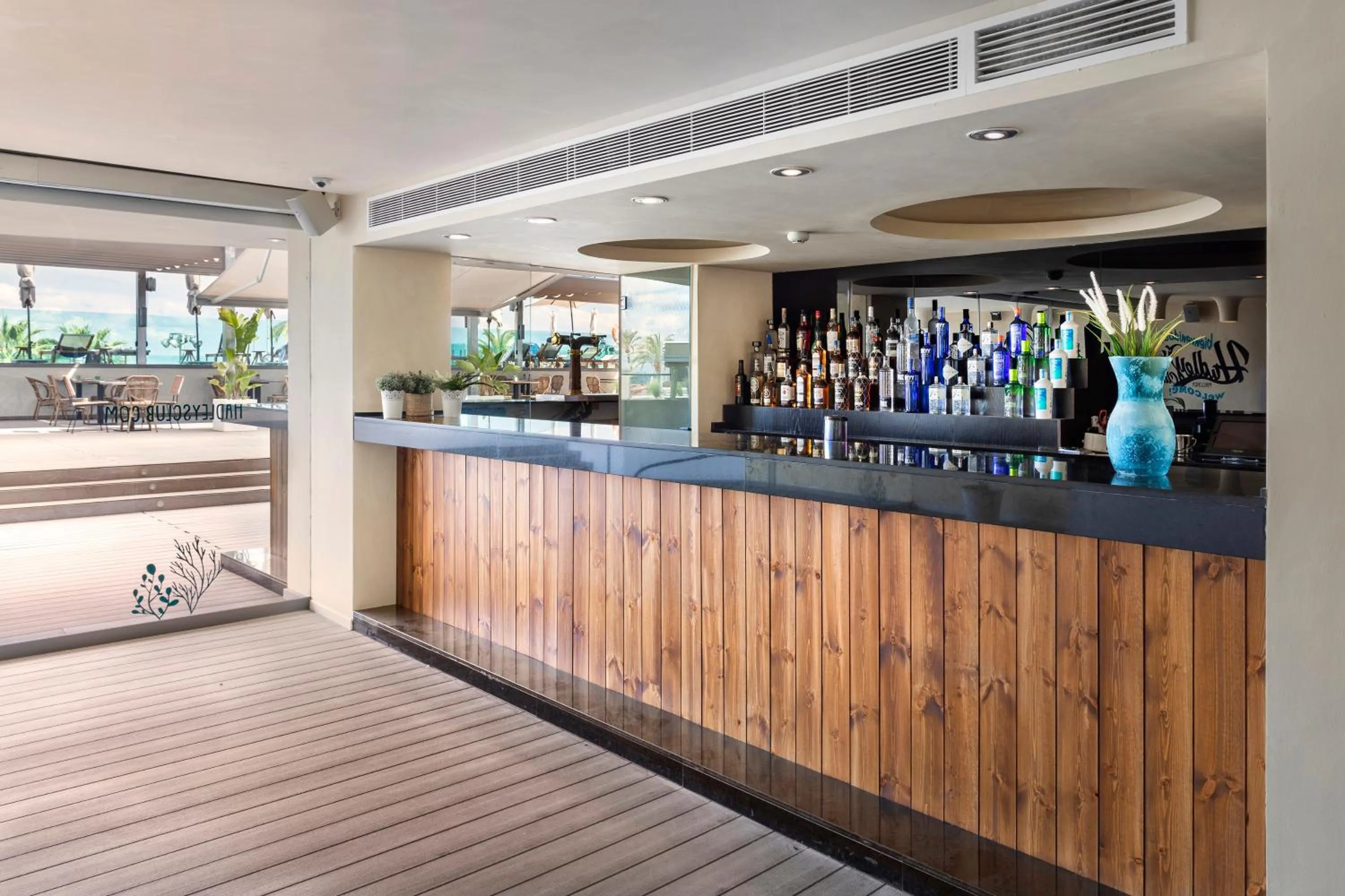 Lounge or bar in INNSiDE by Meliá Wave Calviá
