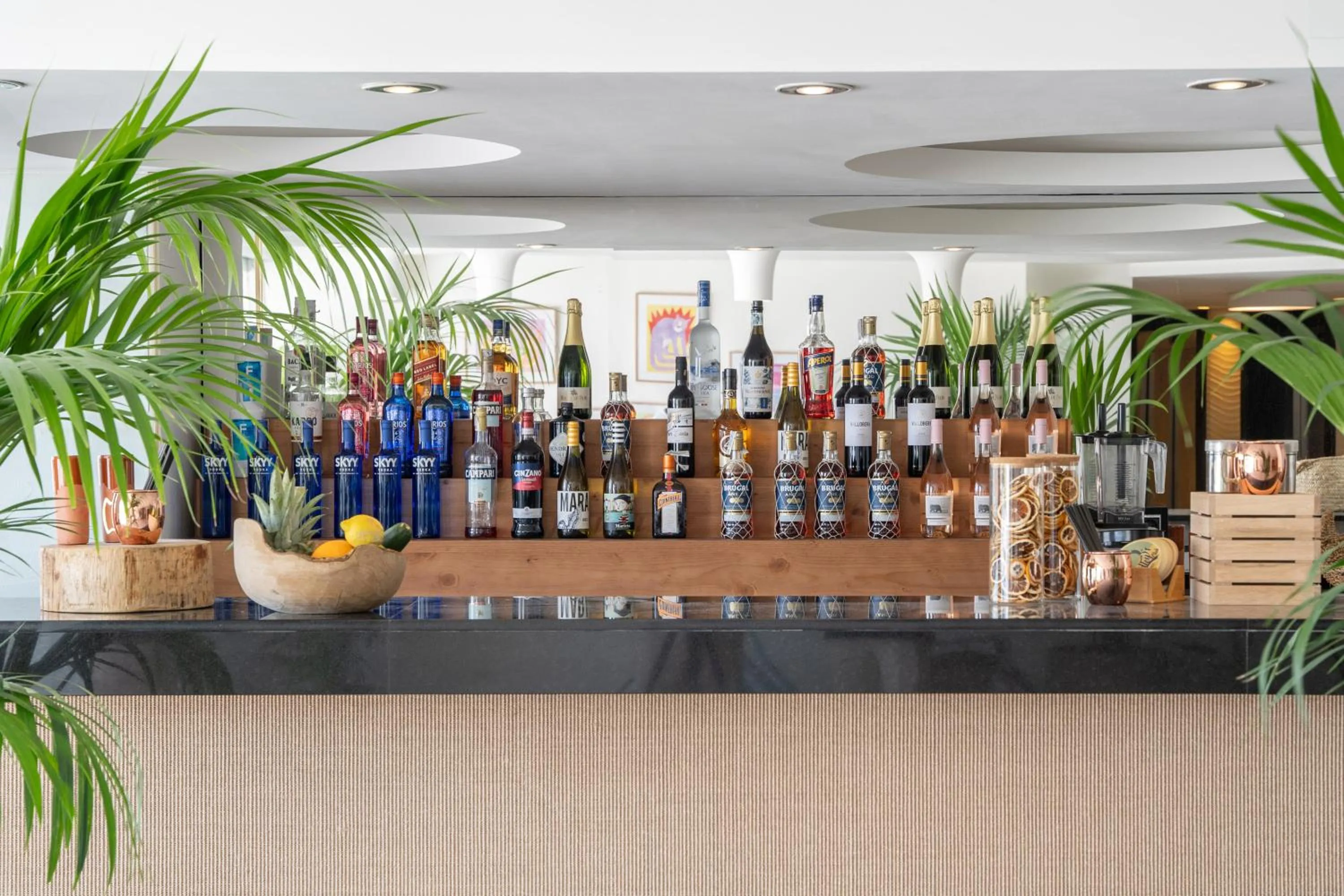 Lounge or bar in INNSiDE by Meliá Wave Calviá