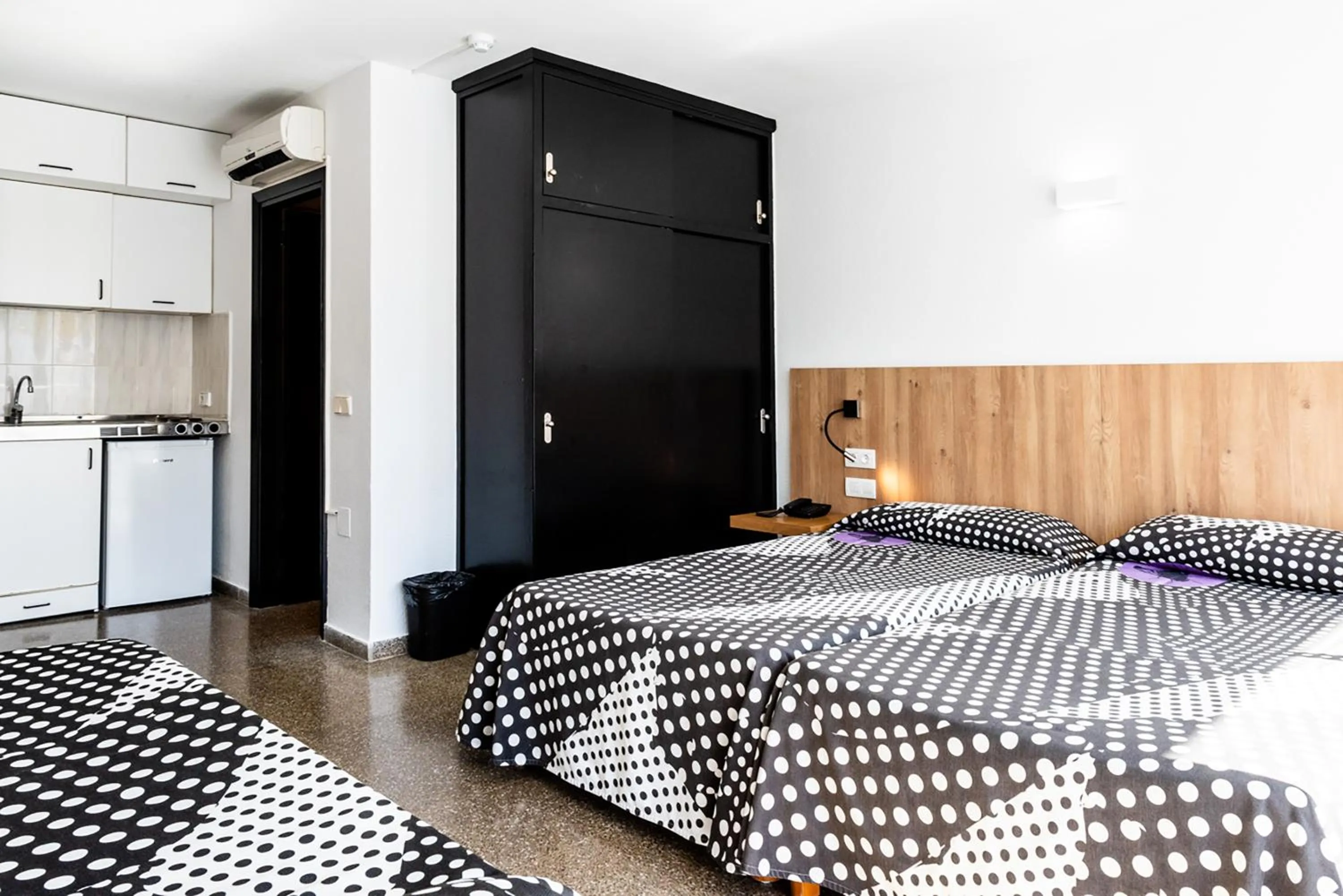 Kitchen or kitchenette, Bed in Ibiza Rocks Hotel - Adults Only