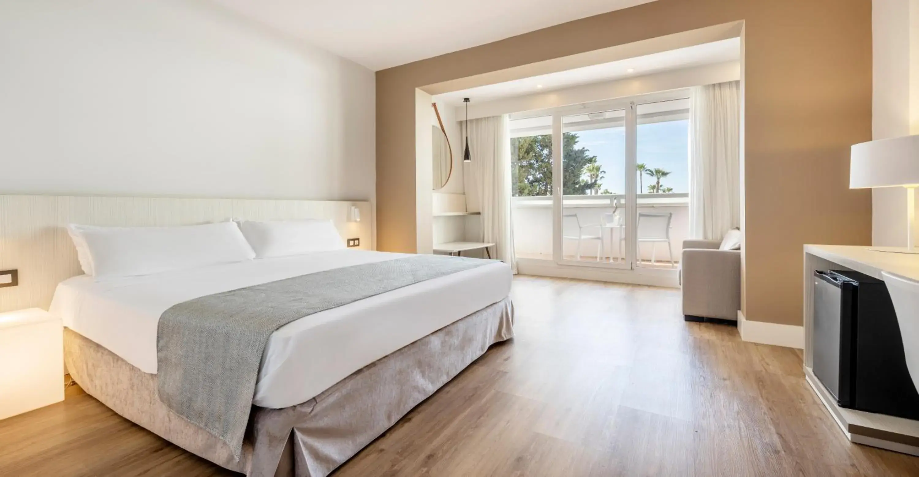 Photo of the whole room, Bed in Ilunion Islantilla Photo of the whole room, Bed in Ilunion Islantilla