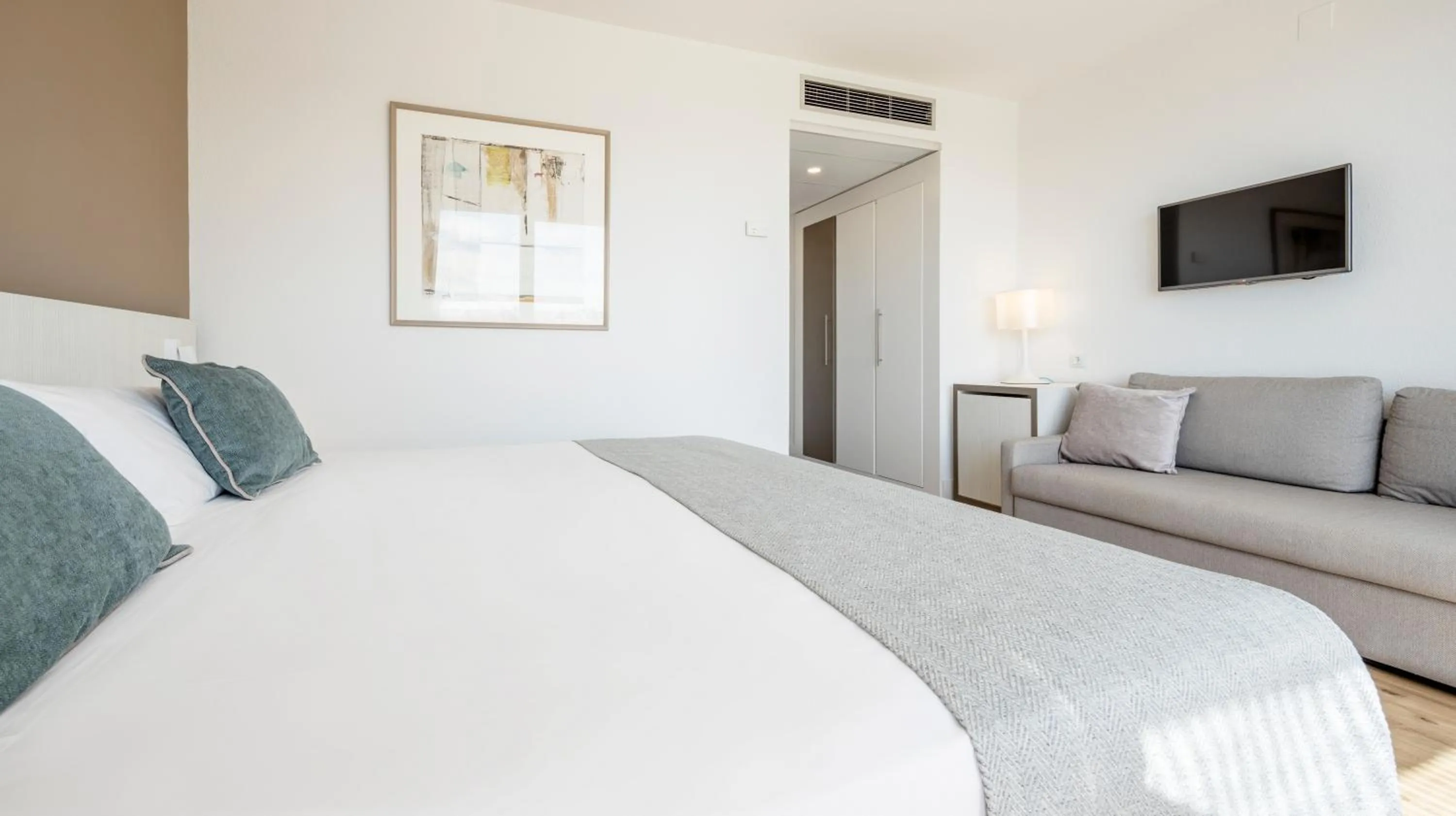 Photo of the whole room, Bed in Ilunion Islantilla