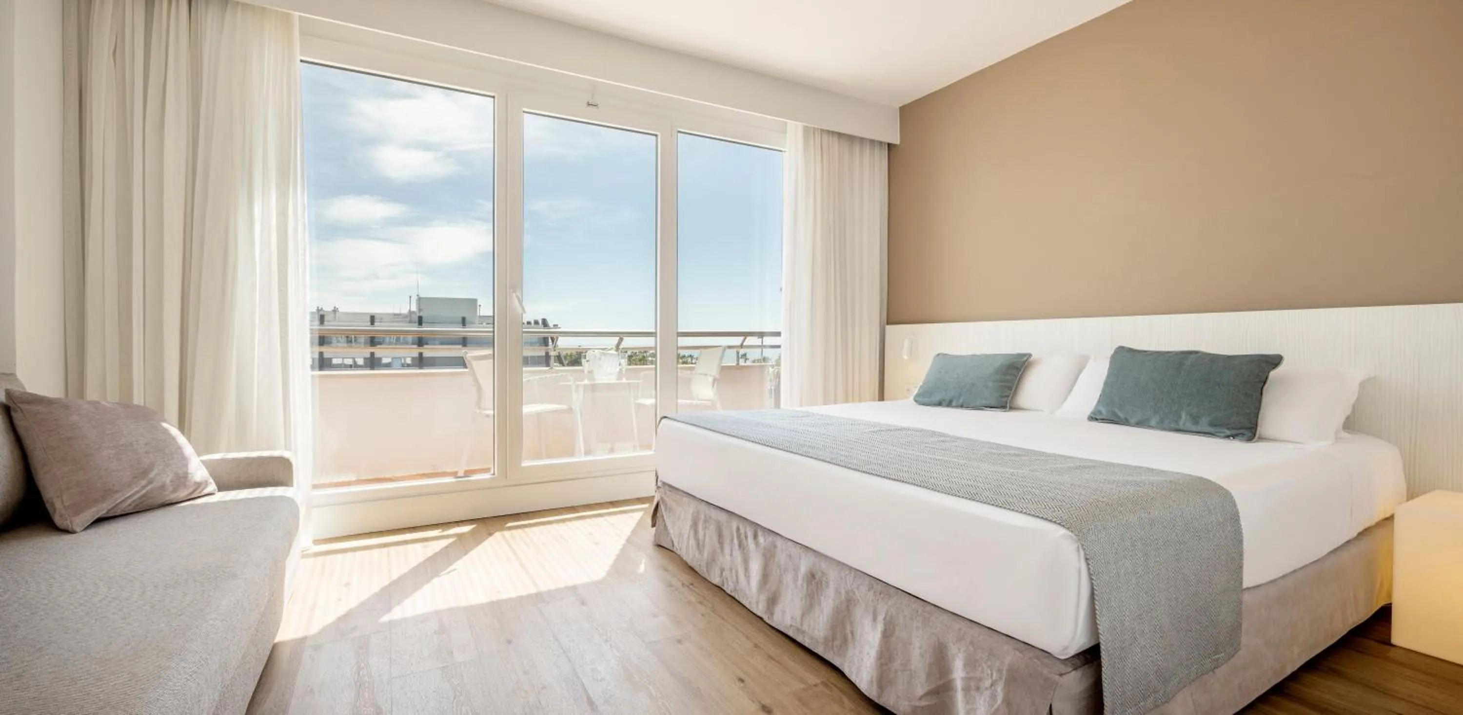 Photo of the whole room, Bed in Ilunion Islantilla