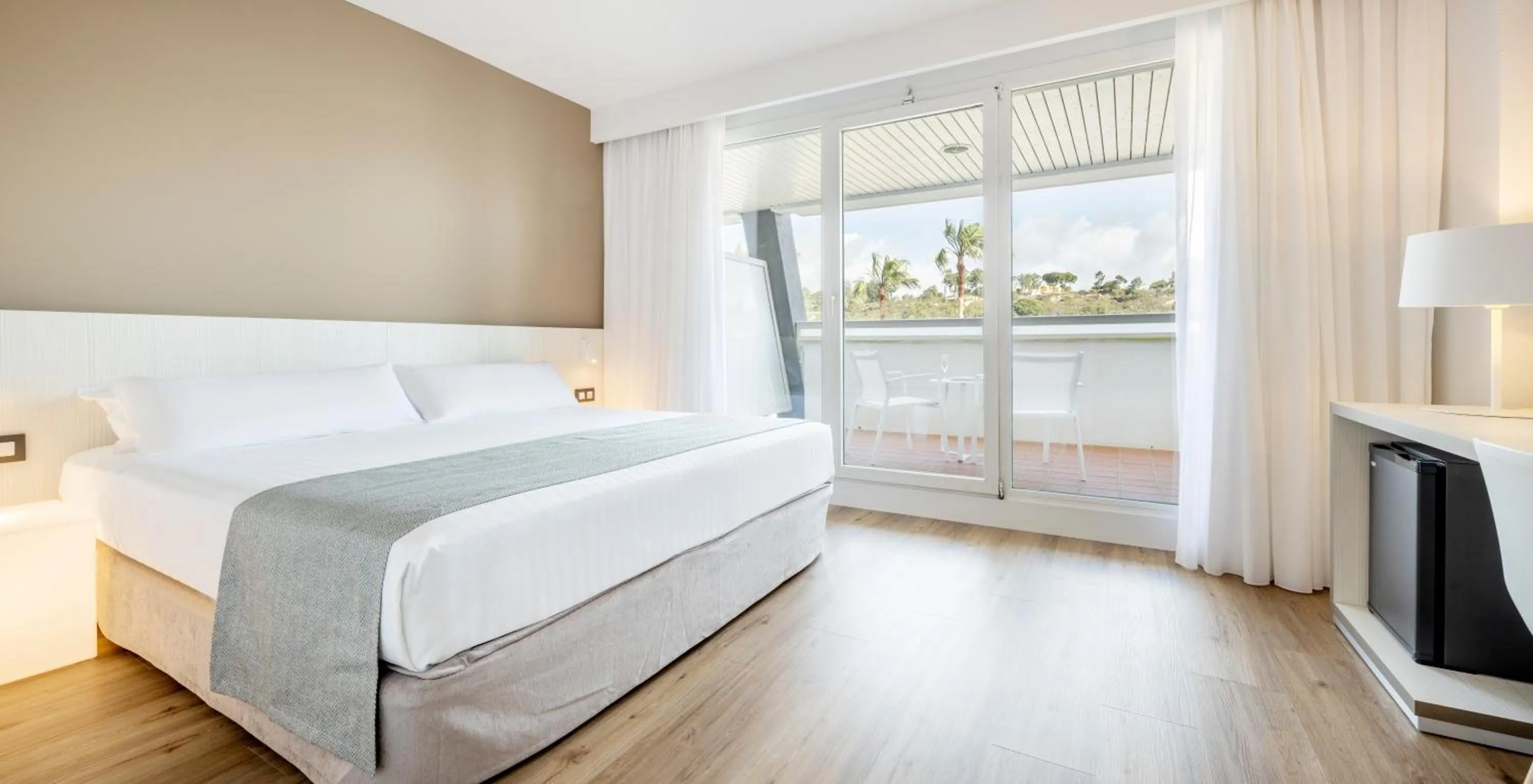 Photo of the whole room, Bed in Ilunion Islantilla