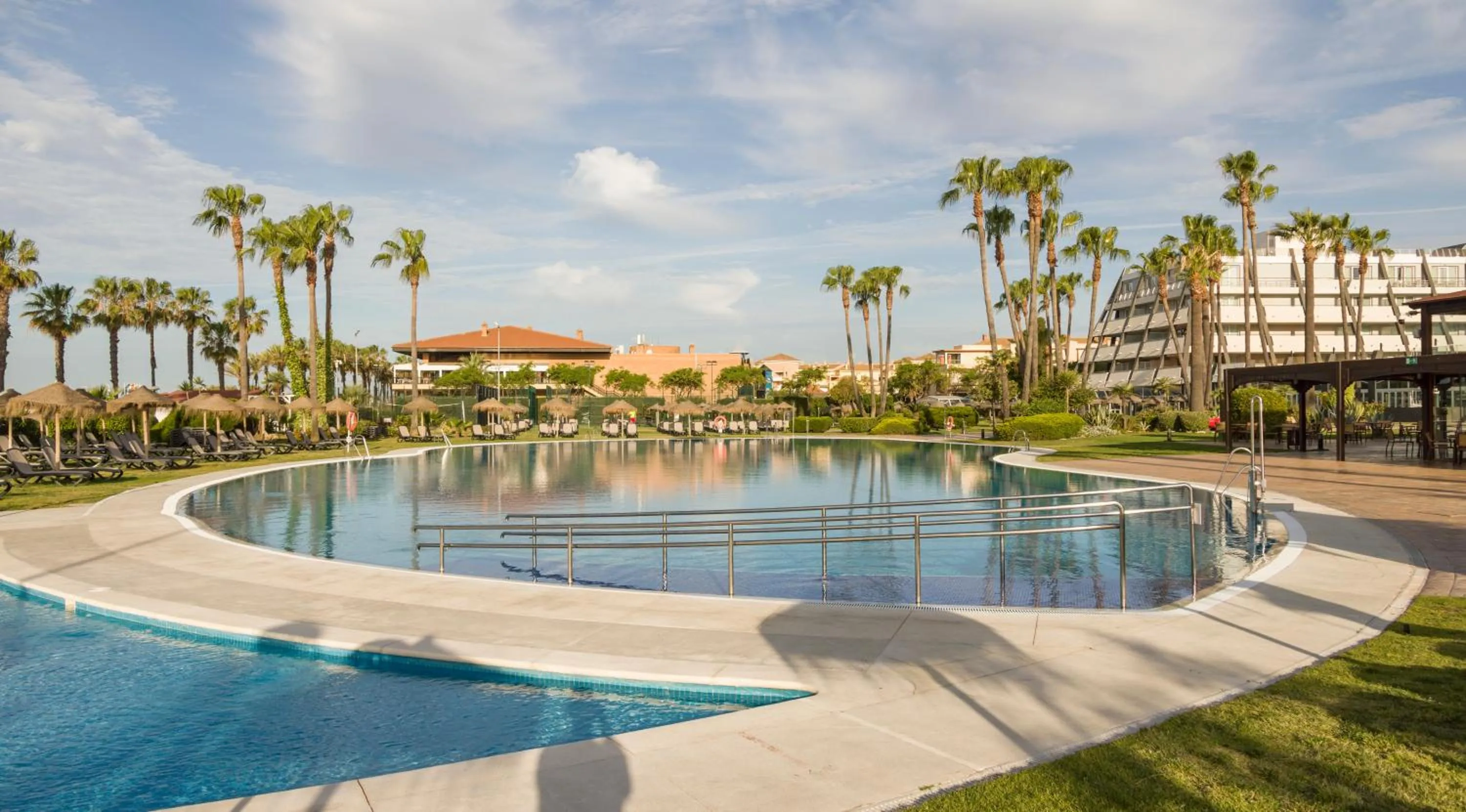 Swimming pool in Ilunion Islantilla