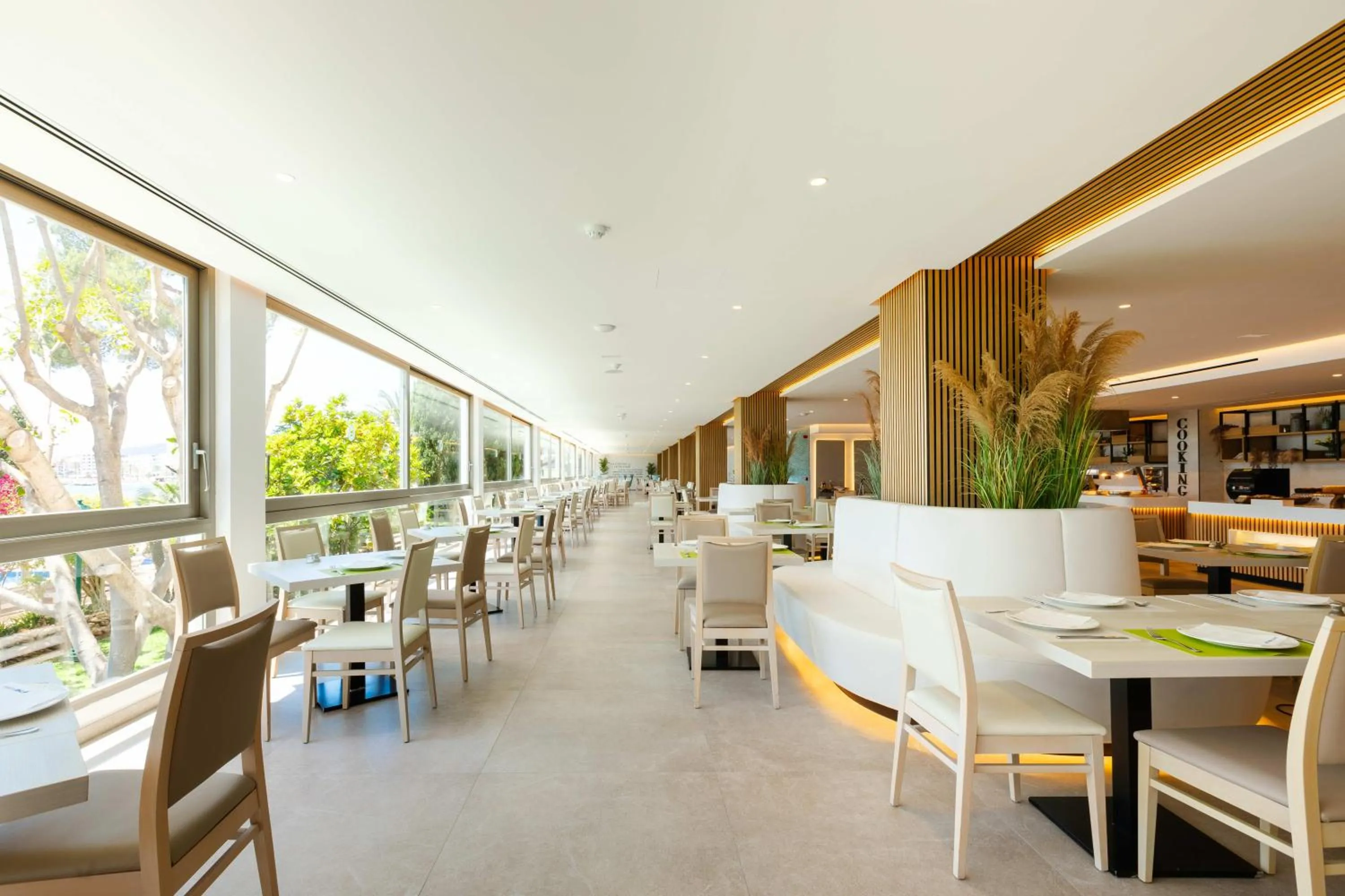 Restaurant/places to eat in THB Los Molinos - Adults Only