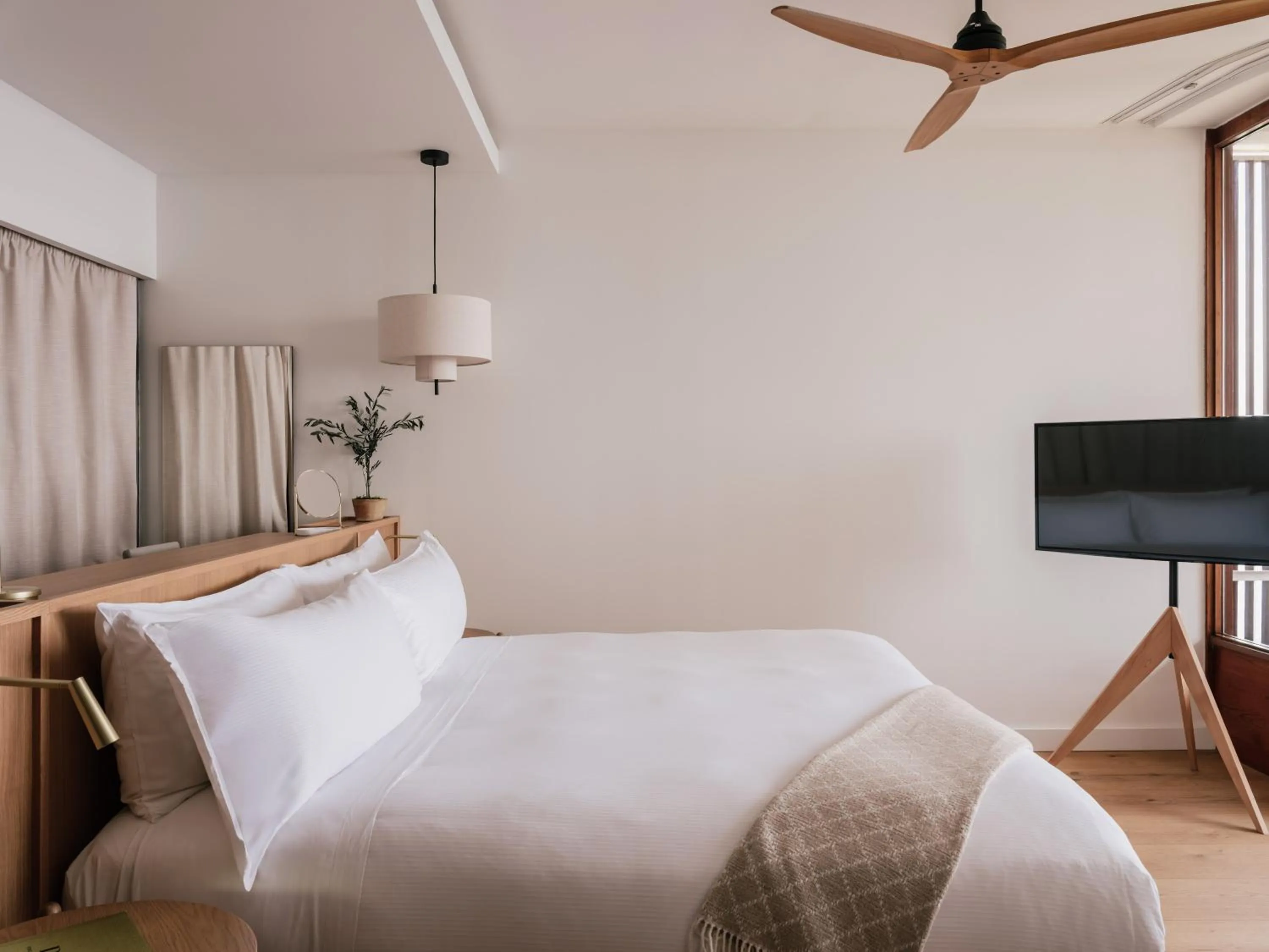 Communal lounge/ TV room, Bed in Hotel de Mar Gran Meliá - Adults Only - The Leading Hotels of the World