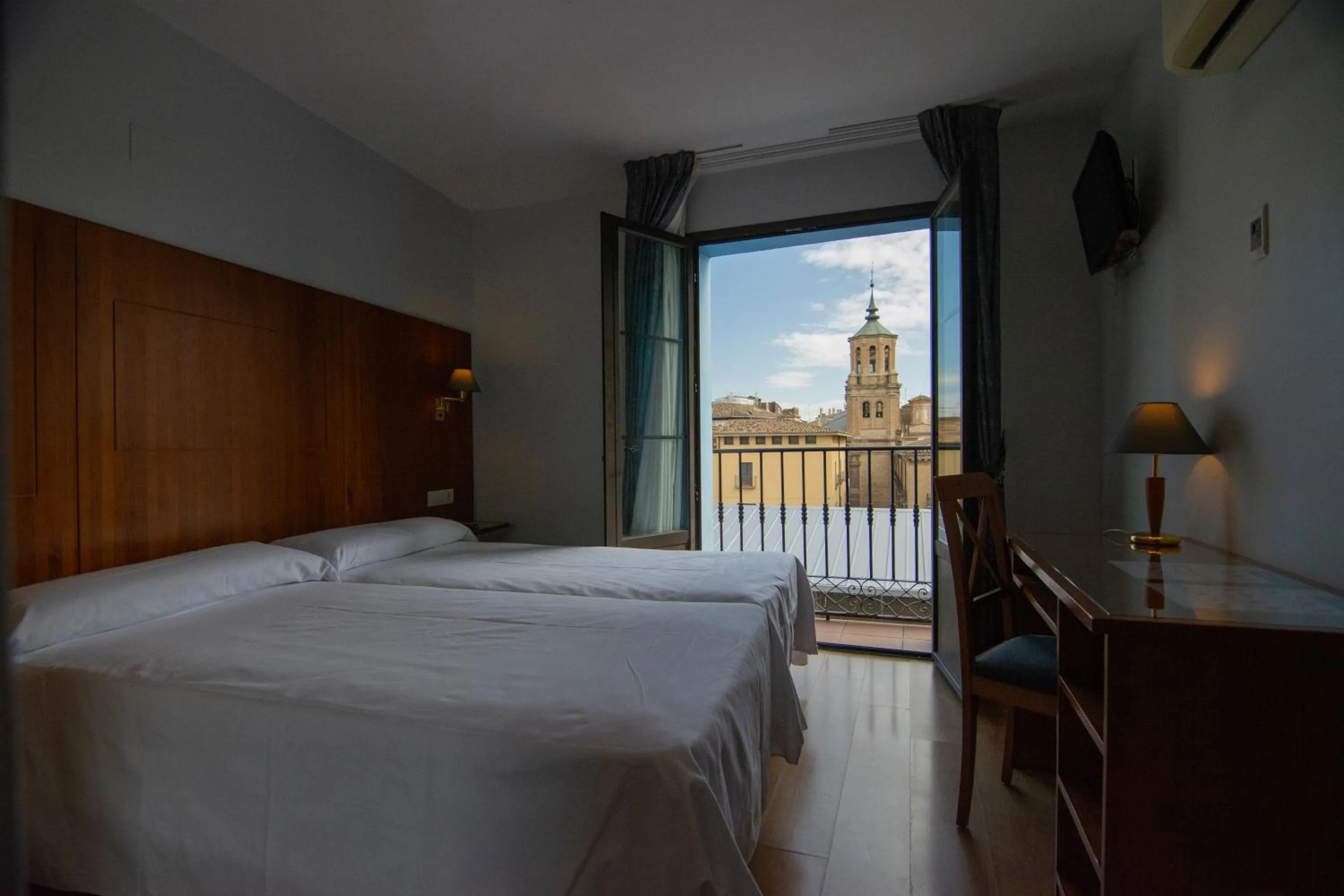 View (from property/room), Bed in Hotel Hispania