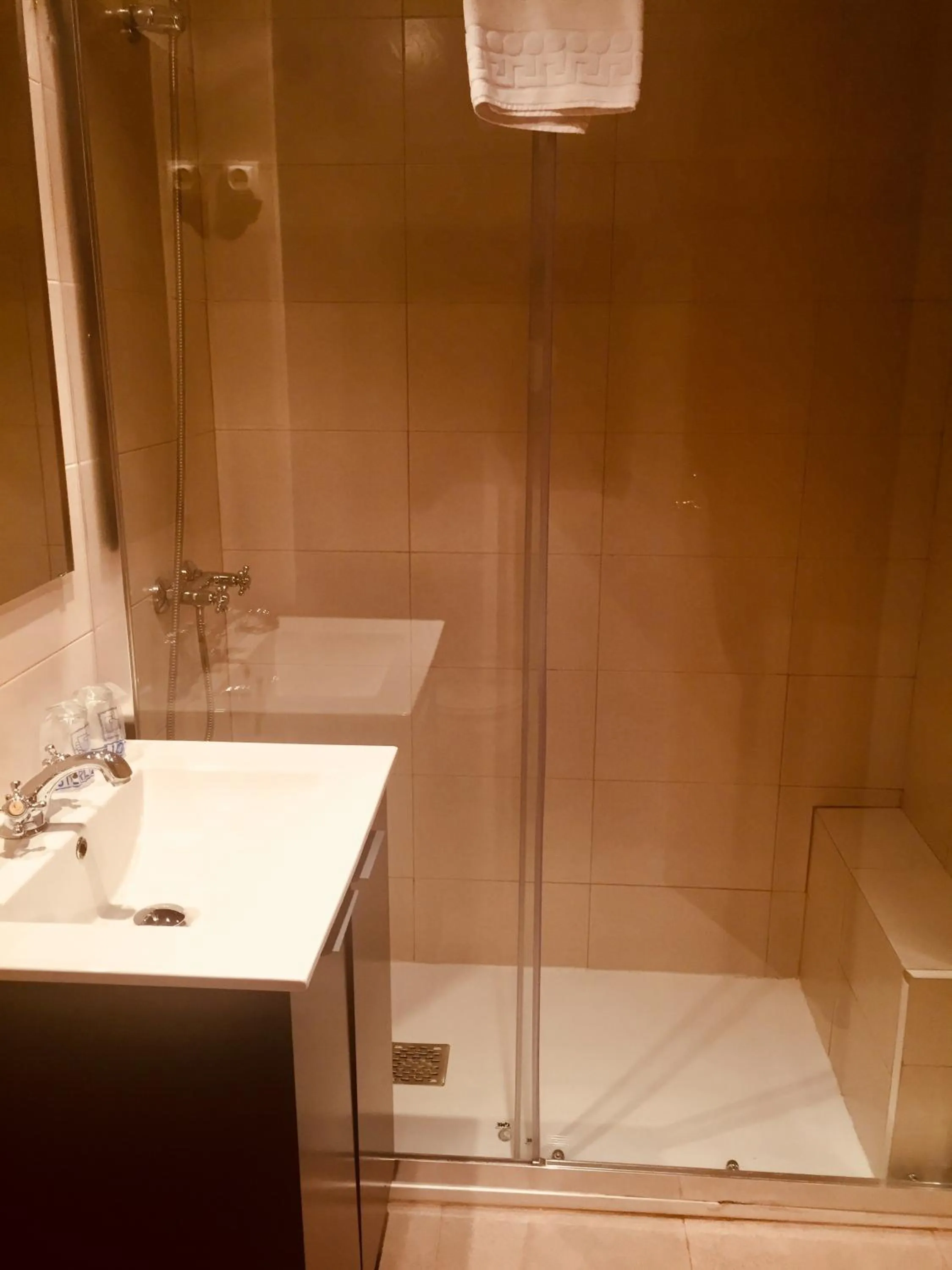 Bathroom in Hotel Hispania