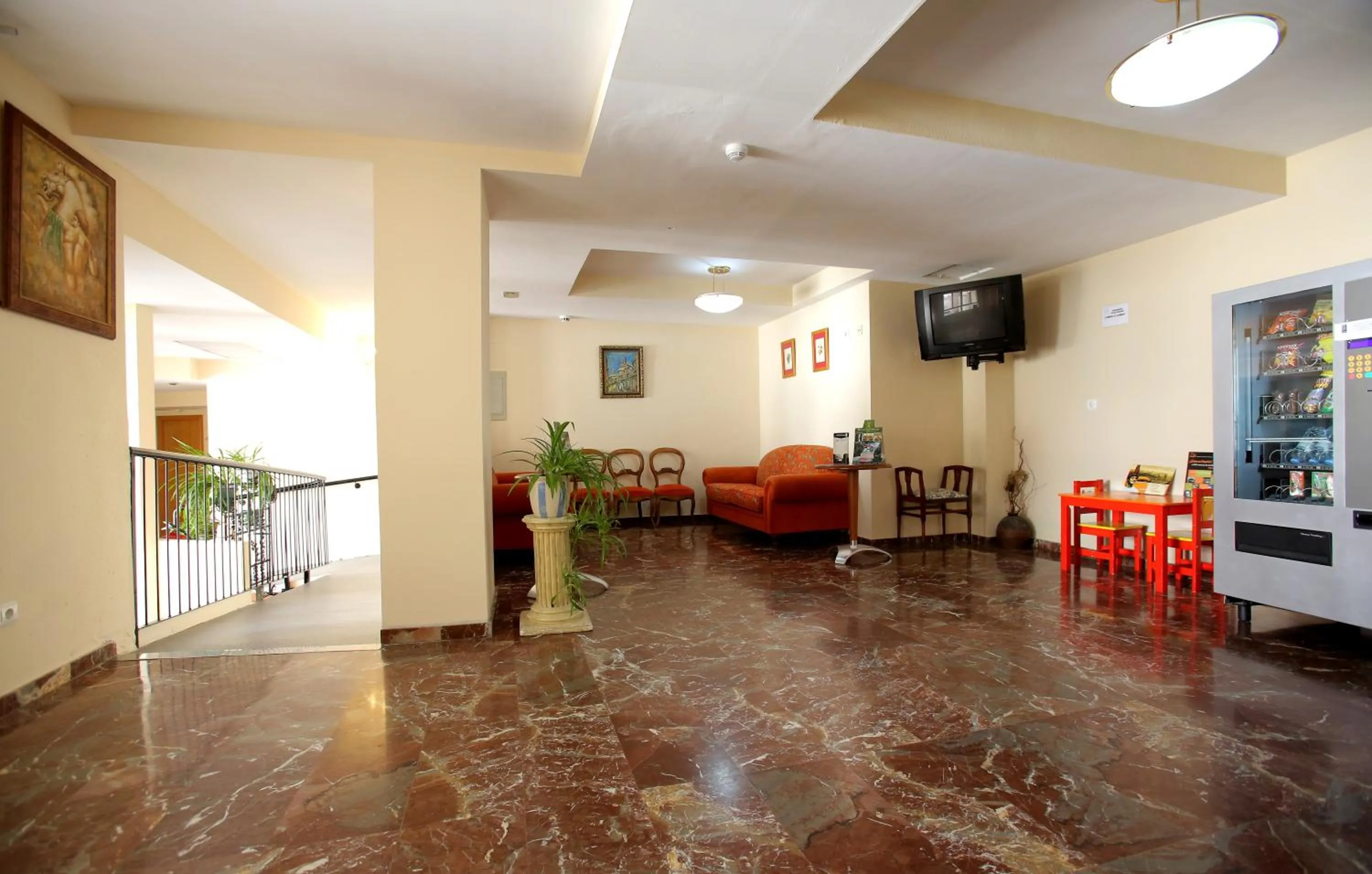 Communal lounge/ TV room in Hotel Hispania