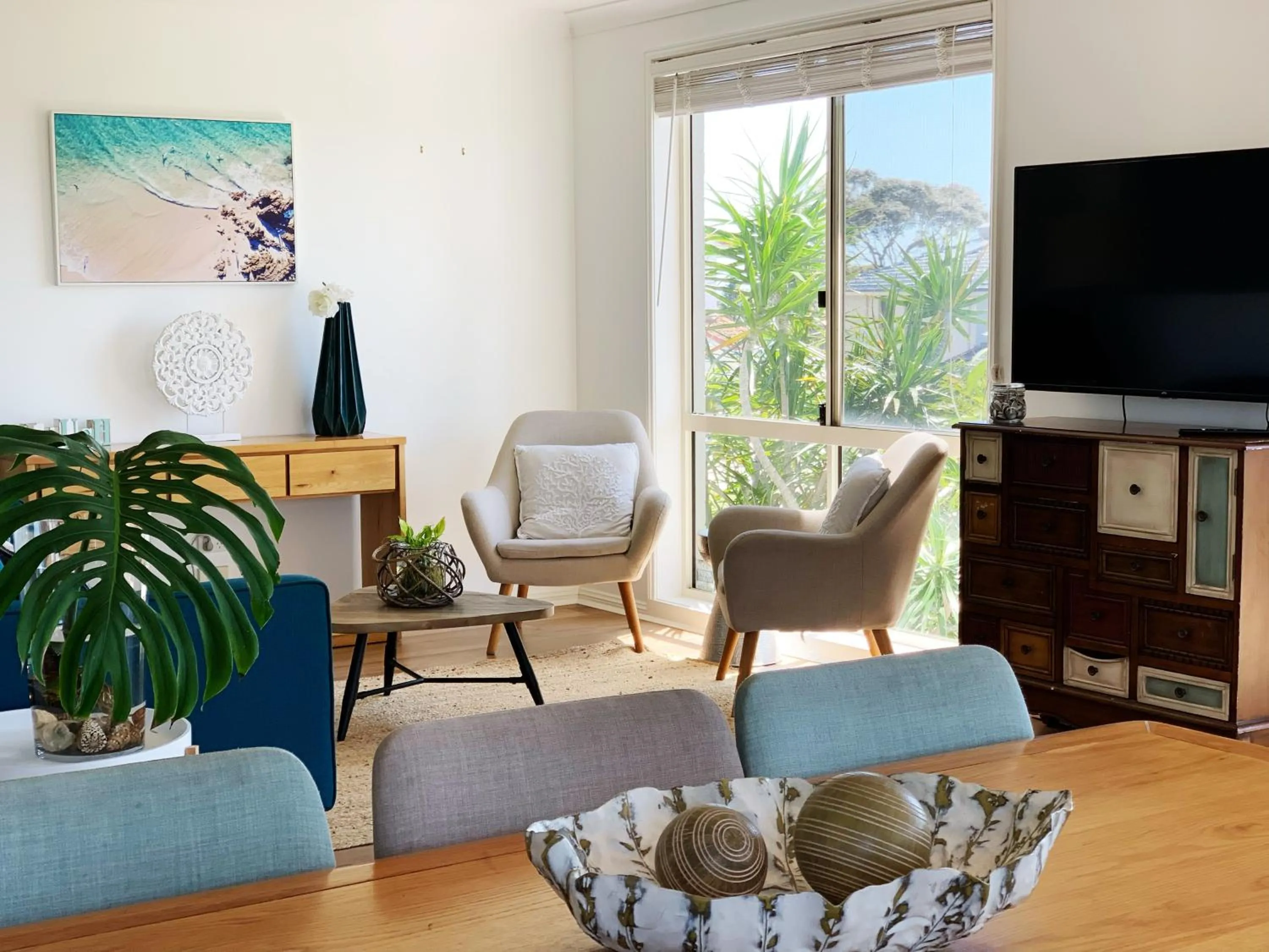 Five-Bedroom House in Cheerful/family friendly home with water views