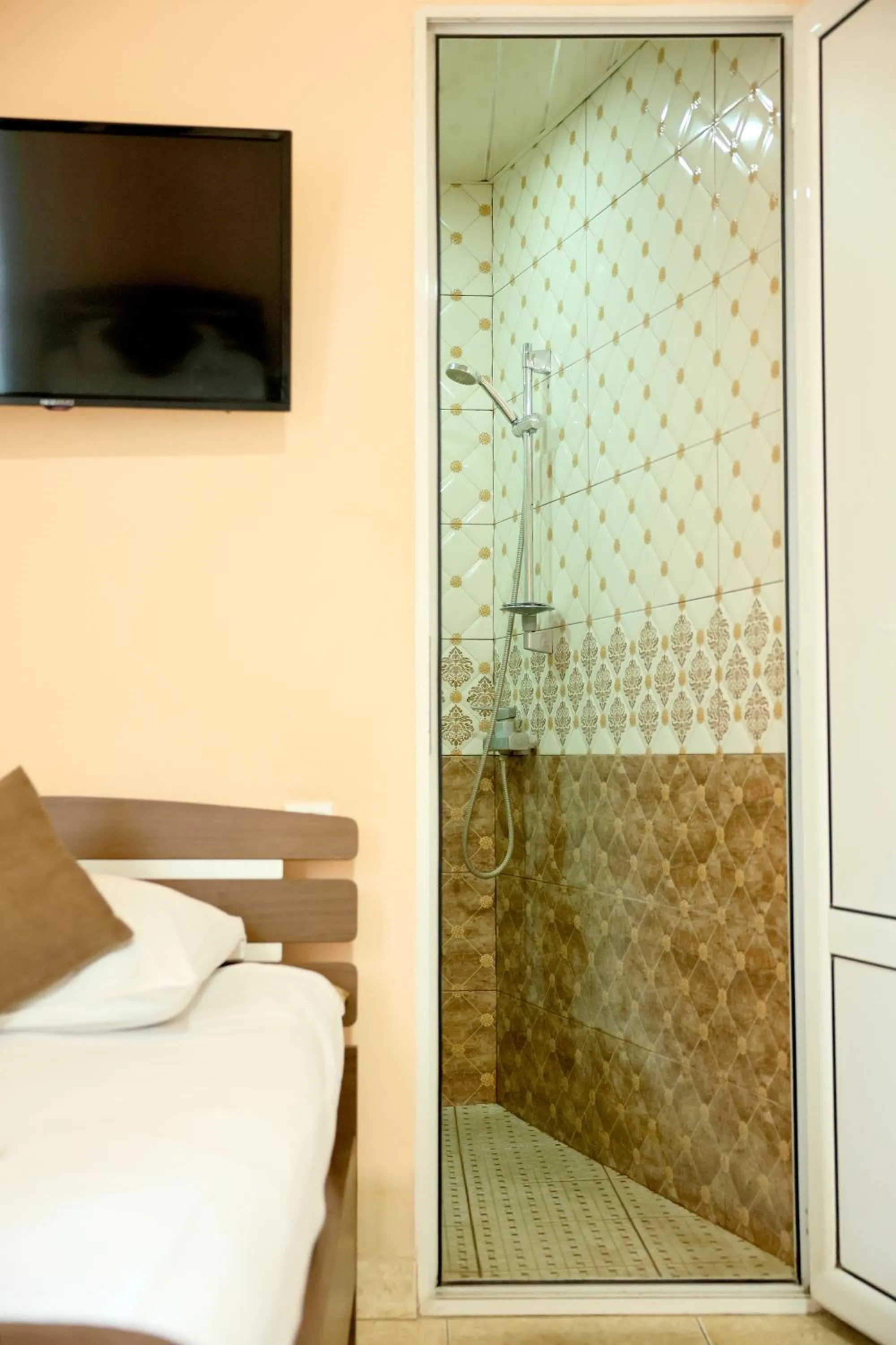 Shower in MarNar Hotel