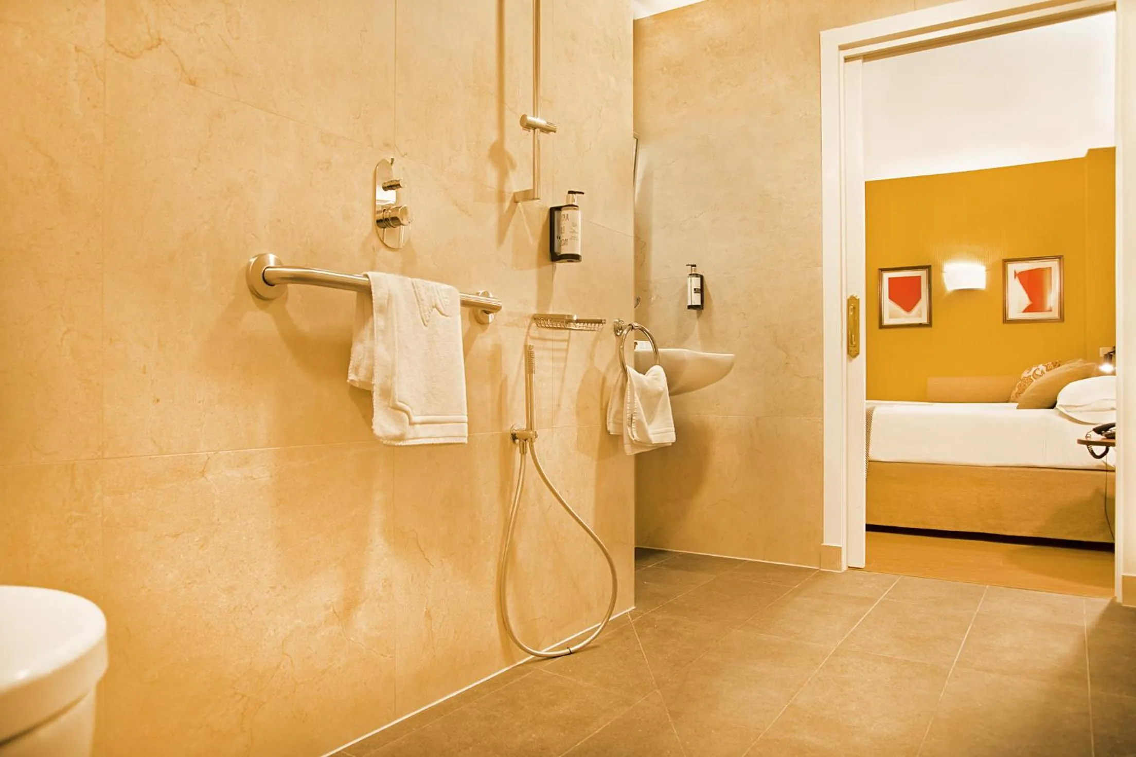 Bathroom, Bed in Hospedium Hotel Los Condes