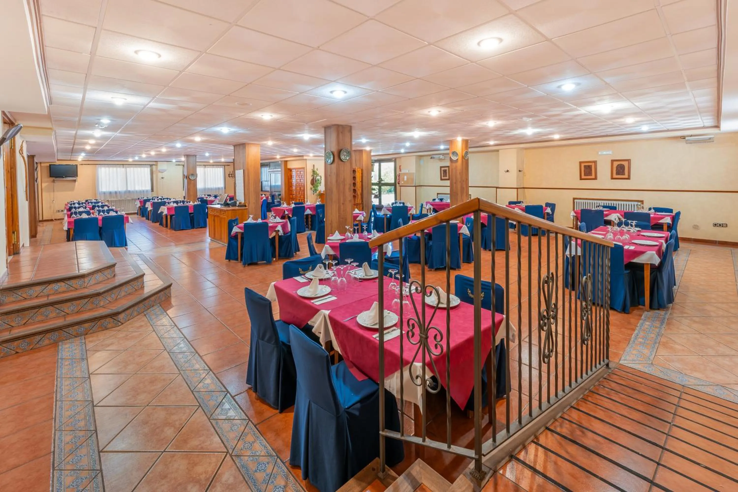 Restaurant/places to eat in Hotel Mora