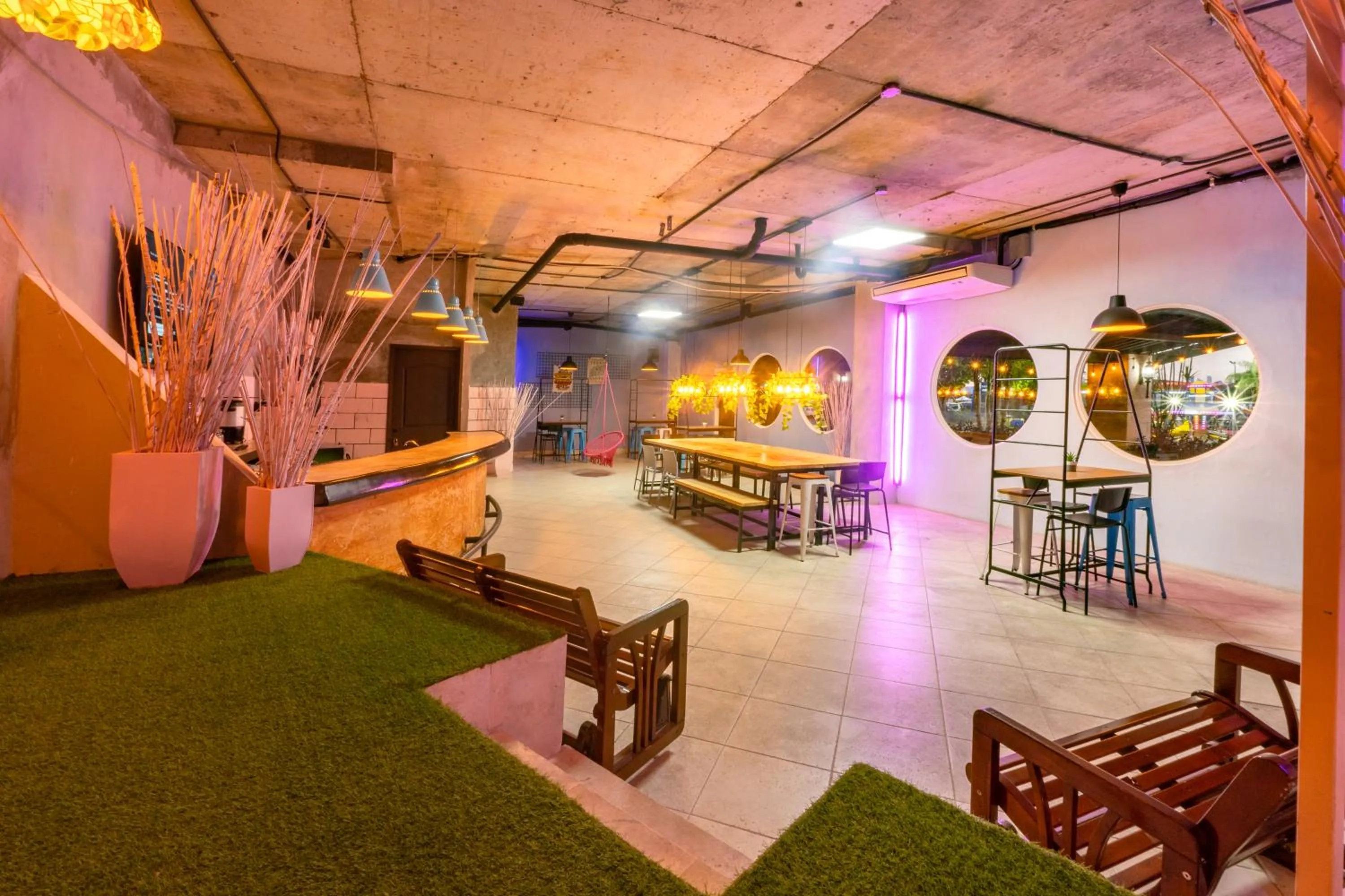 Restaurant/places to eat in MARINN Tropical Vibes Hotel