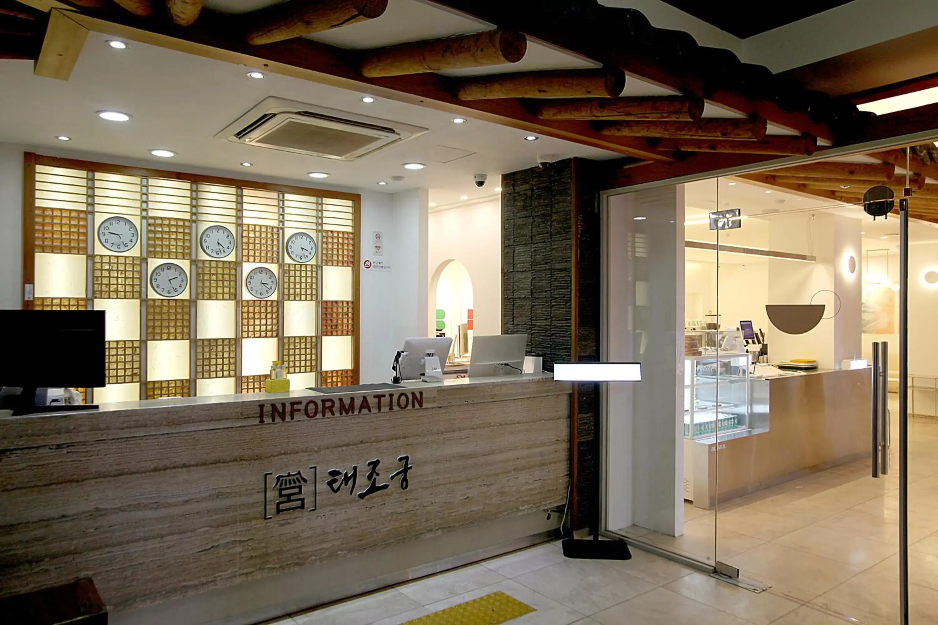 Lobby or reception in Jeonju Hanok Taejogung Hotel Lobby or reception in Jeonju Hanok Taejogung Hotel