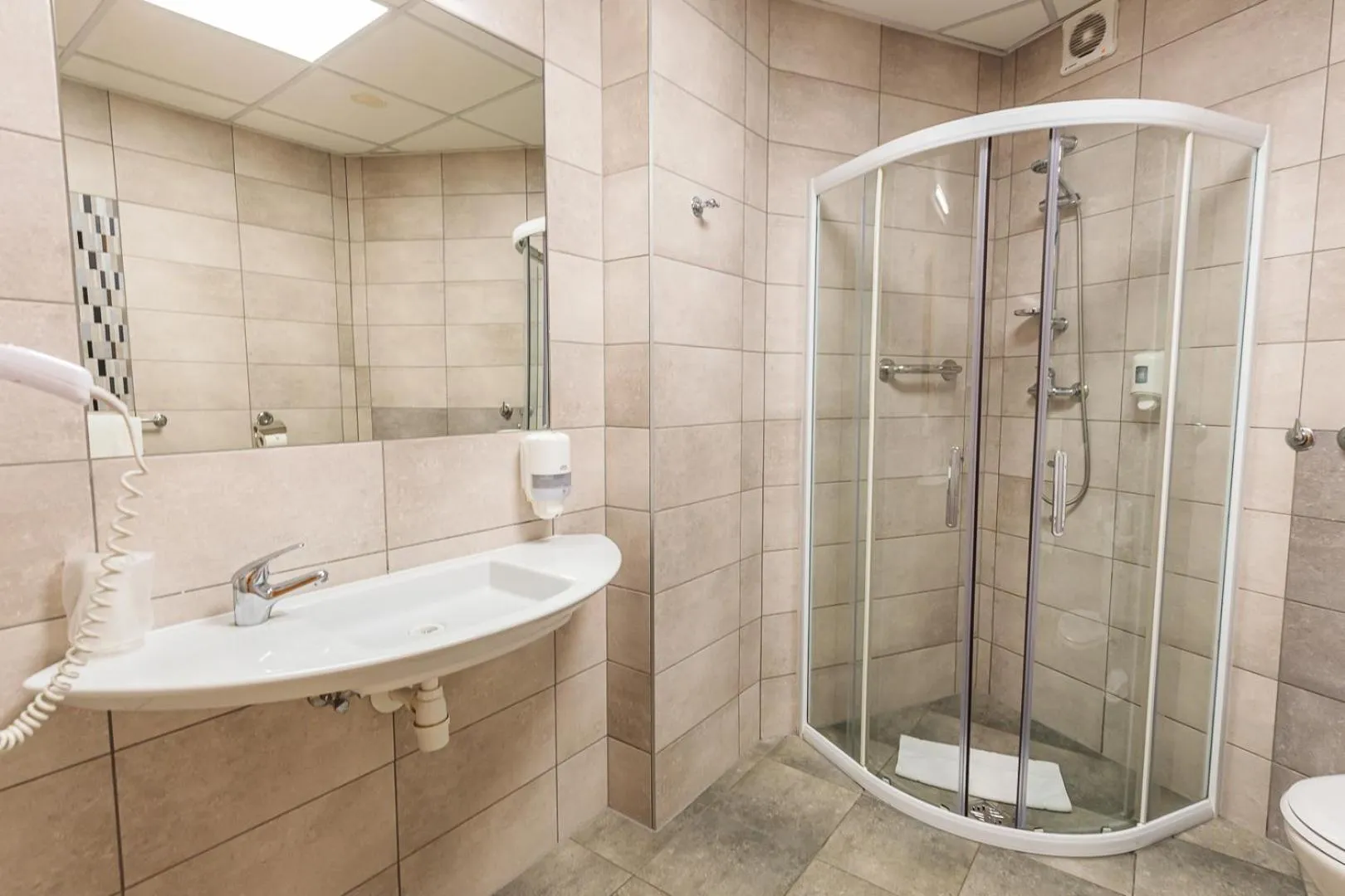 Shower in Hotel Akwawit