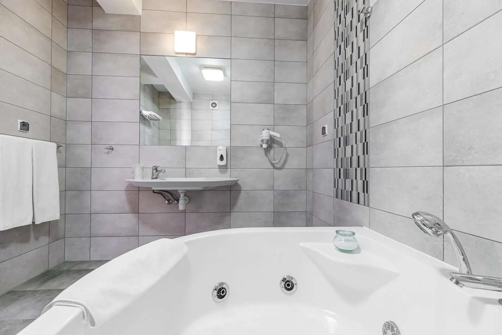 Hot Tub in Hotel Akwawit