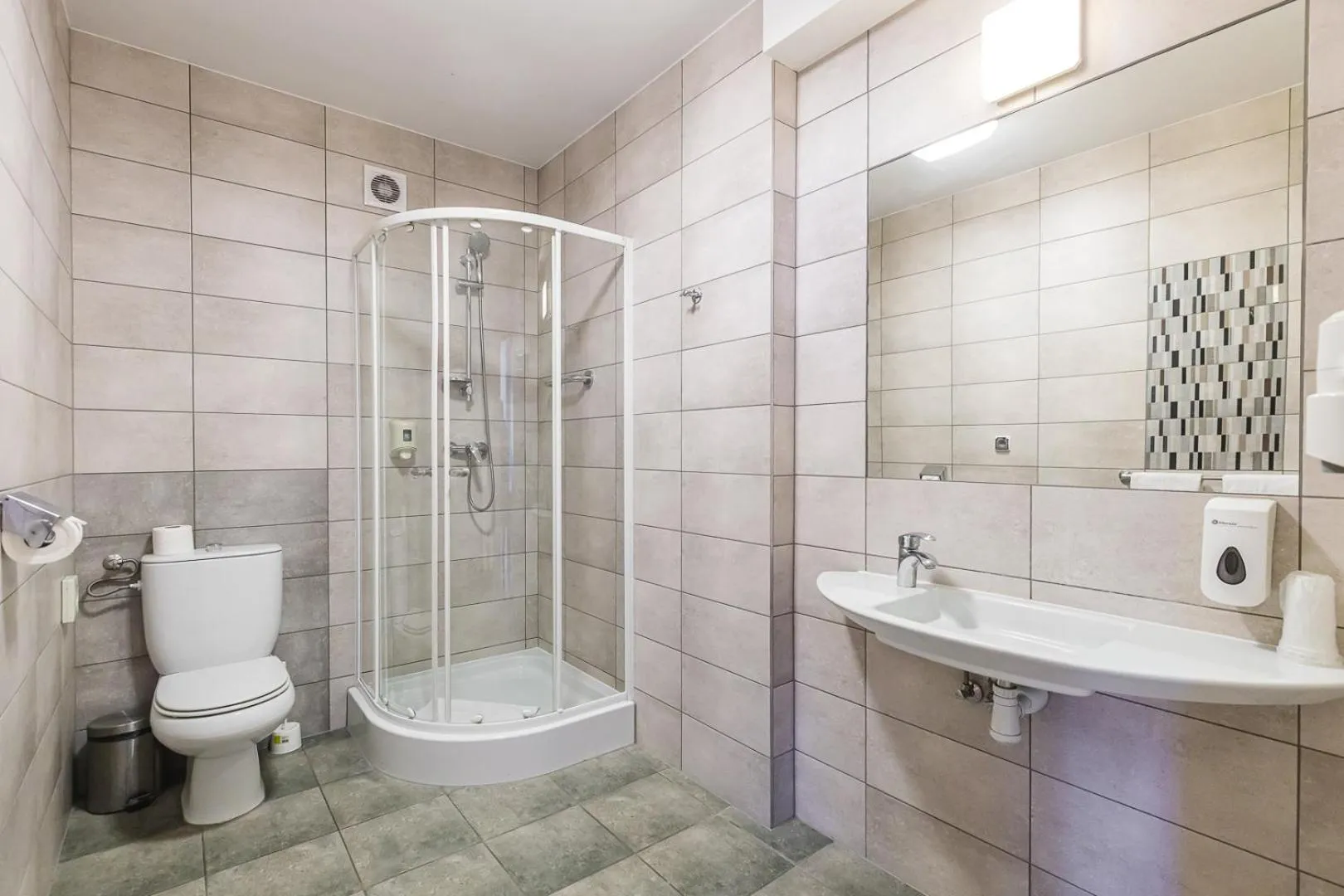 Shower in Hotel Akwawit