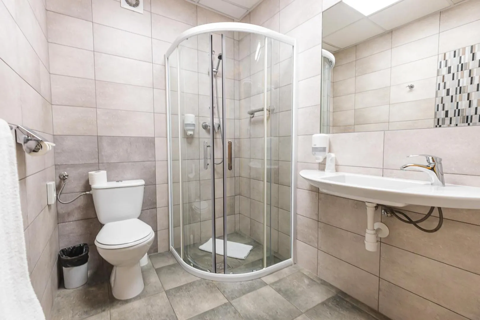 Shower in Hotel Akwawit