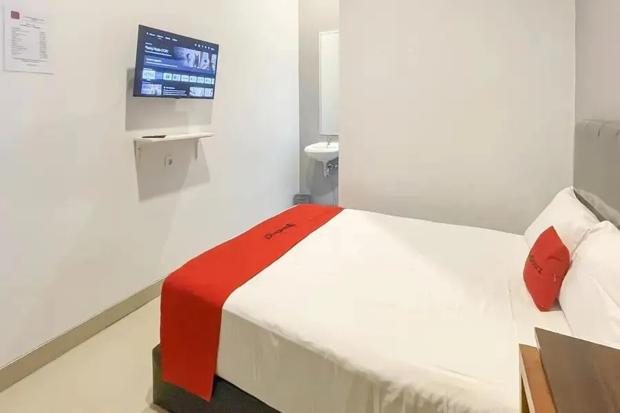 Bedroom, Bed in RedDoorz Plus near Alun Alun Kota Blora