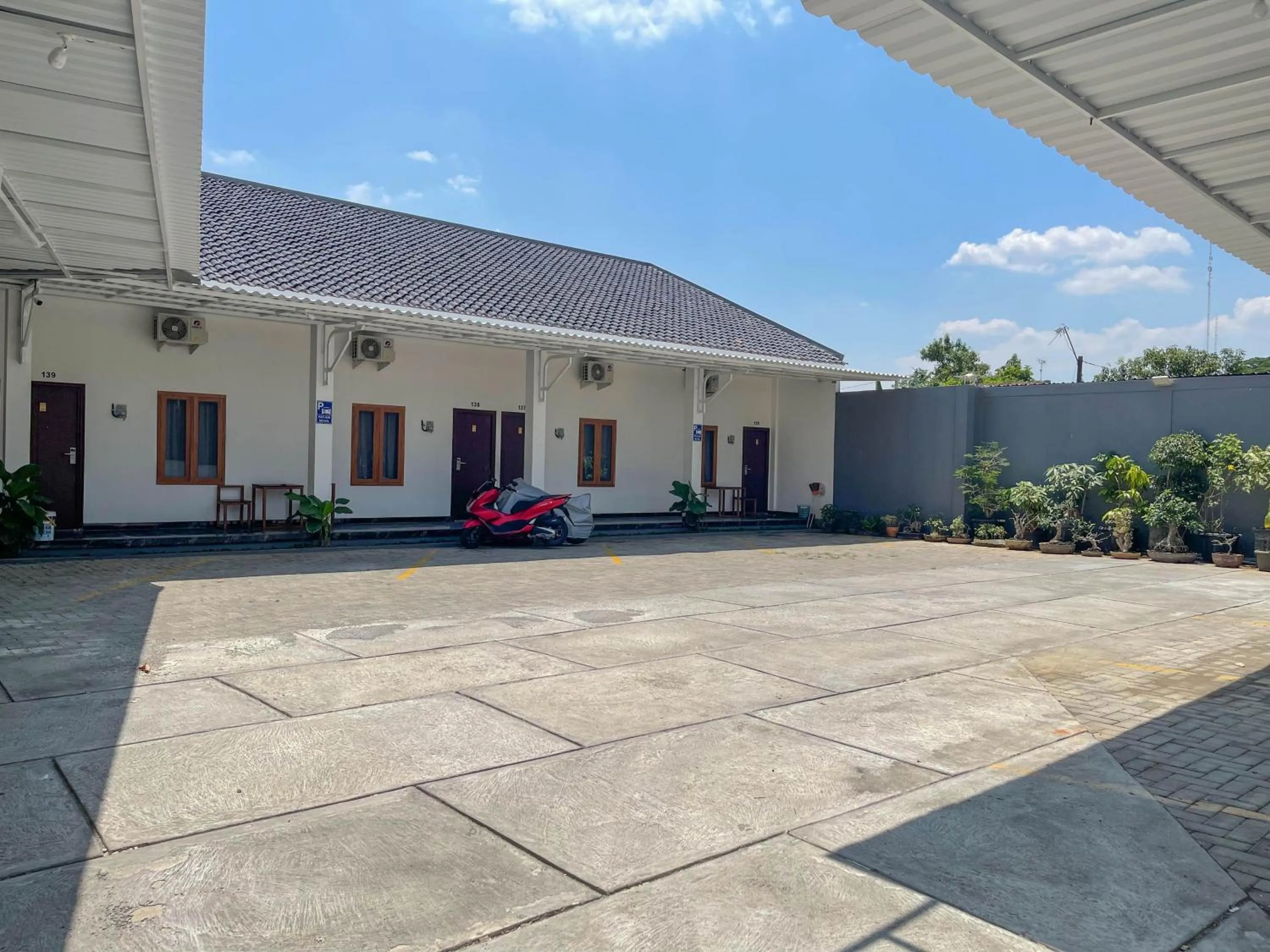 Parking in RedDoorz Plus near Alun Alun Kota Blora