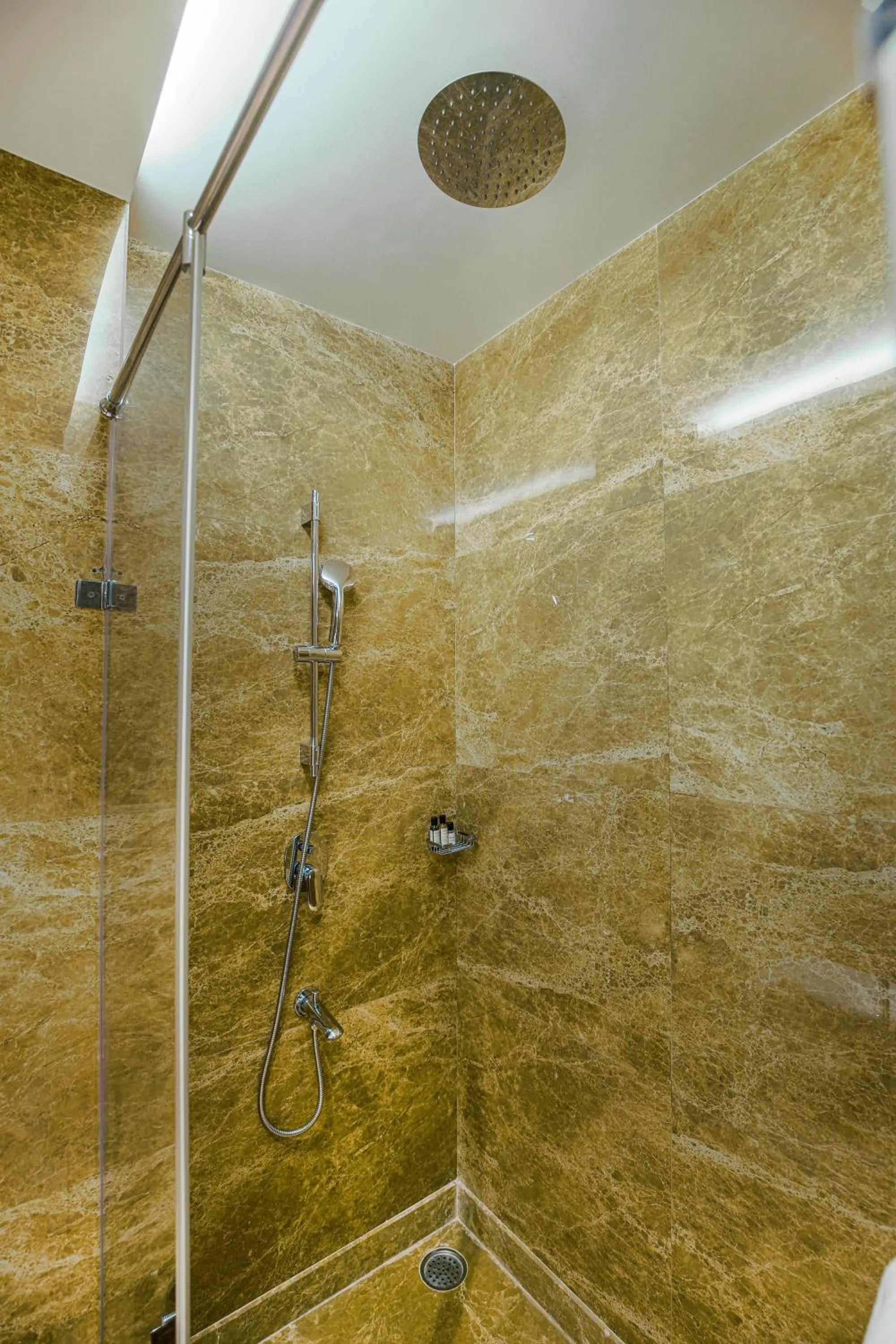 Shower in Best Western Plus Chandigarh Mohali