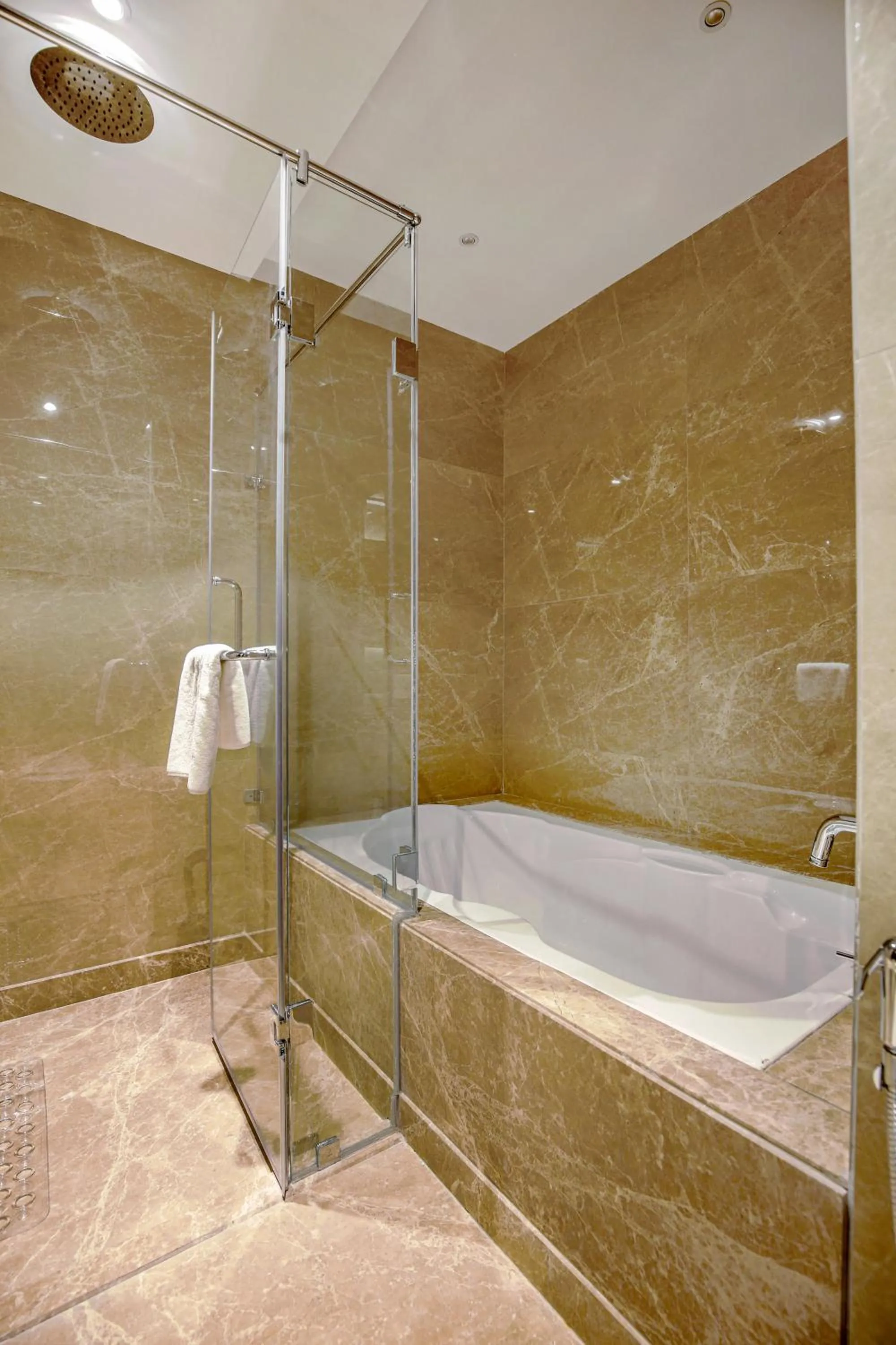 Shower in Best Western Plus Chandigarh Mohali