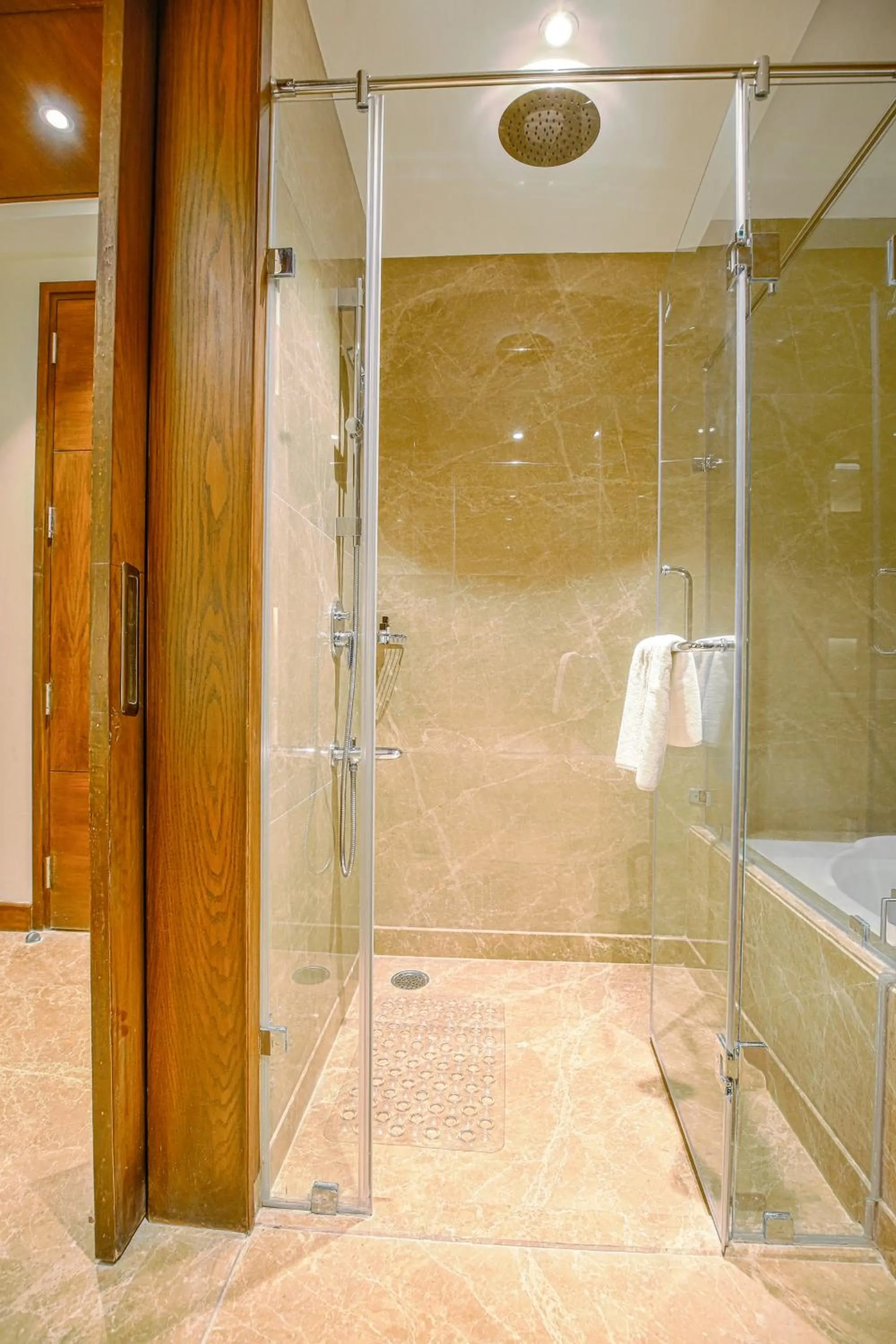 Shower in Best Western Plus Chandigarh Mohali