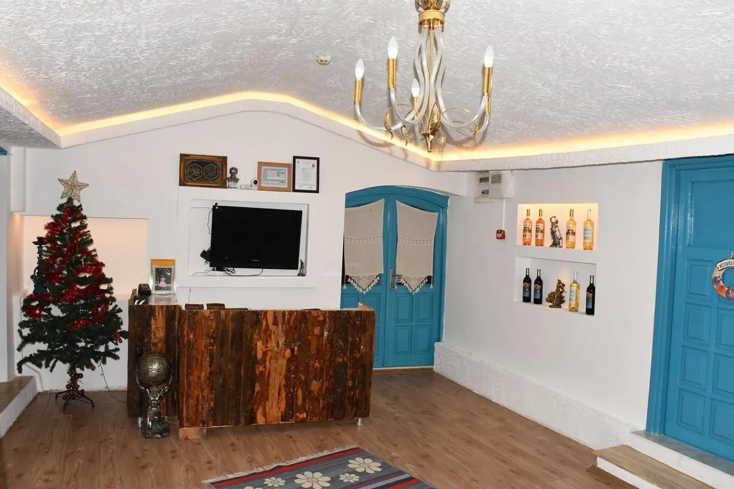 Communal lounge/ TV room in Deniss Pension