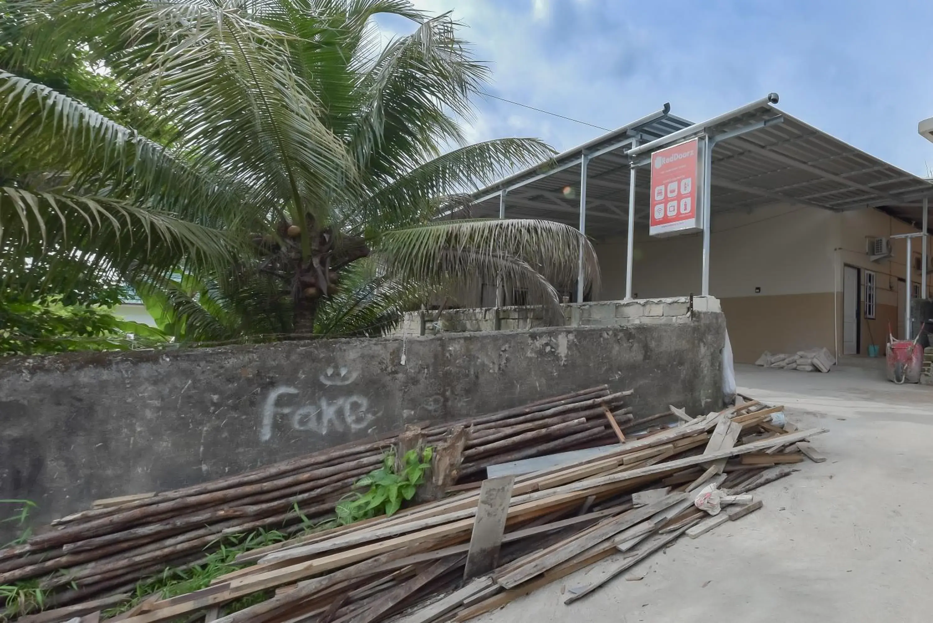 Property building in Reddoorz near Juwata Airport Tarakan Property building in Reddoorz near Juwata Airport Tarakan