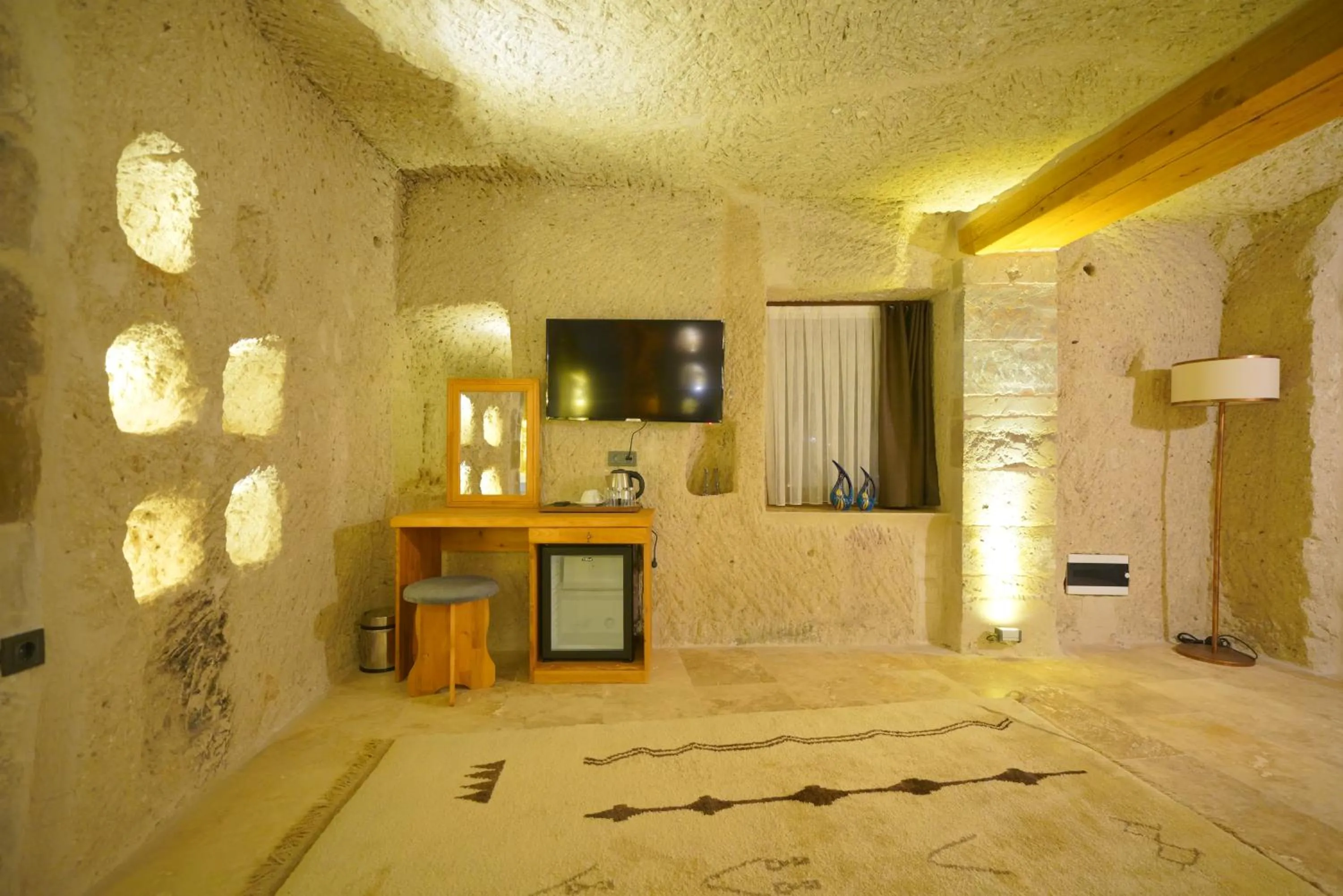 Communal lounge/ TV room, Bed in Cappadocia Secret Hill Cave Suites