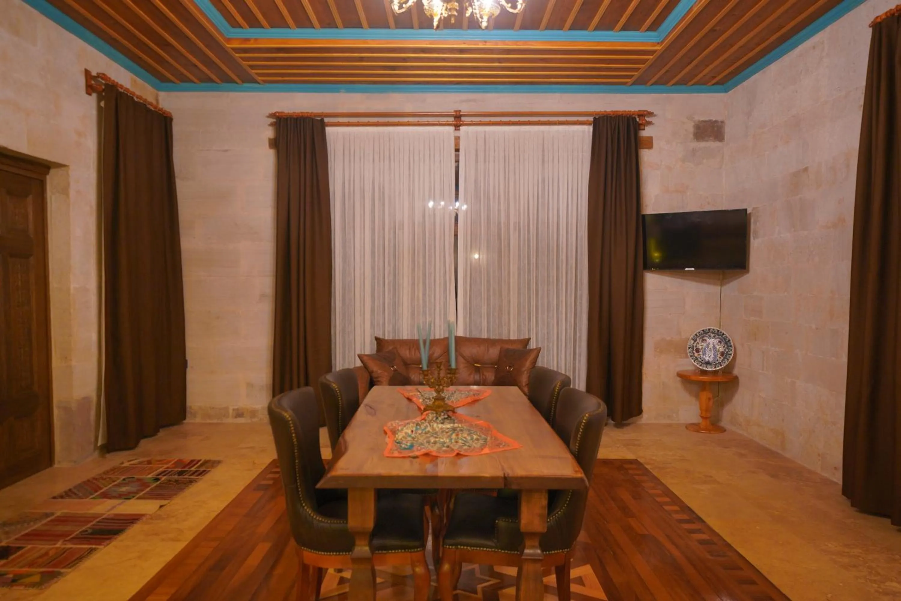 Communal lounge/ TV room in Cappadocia Secret Hill Cave Suites