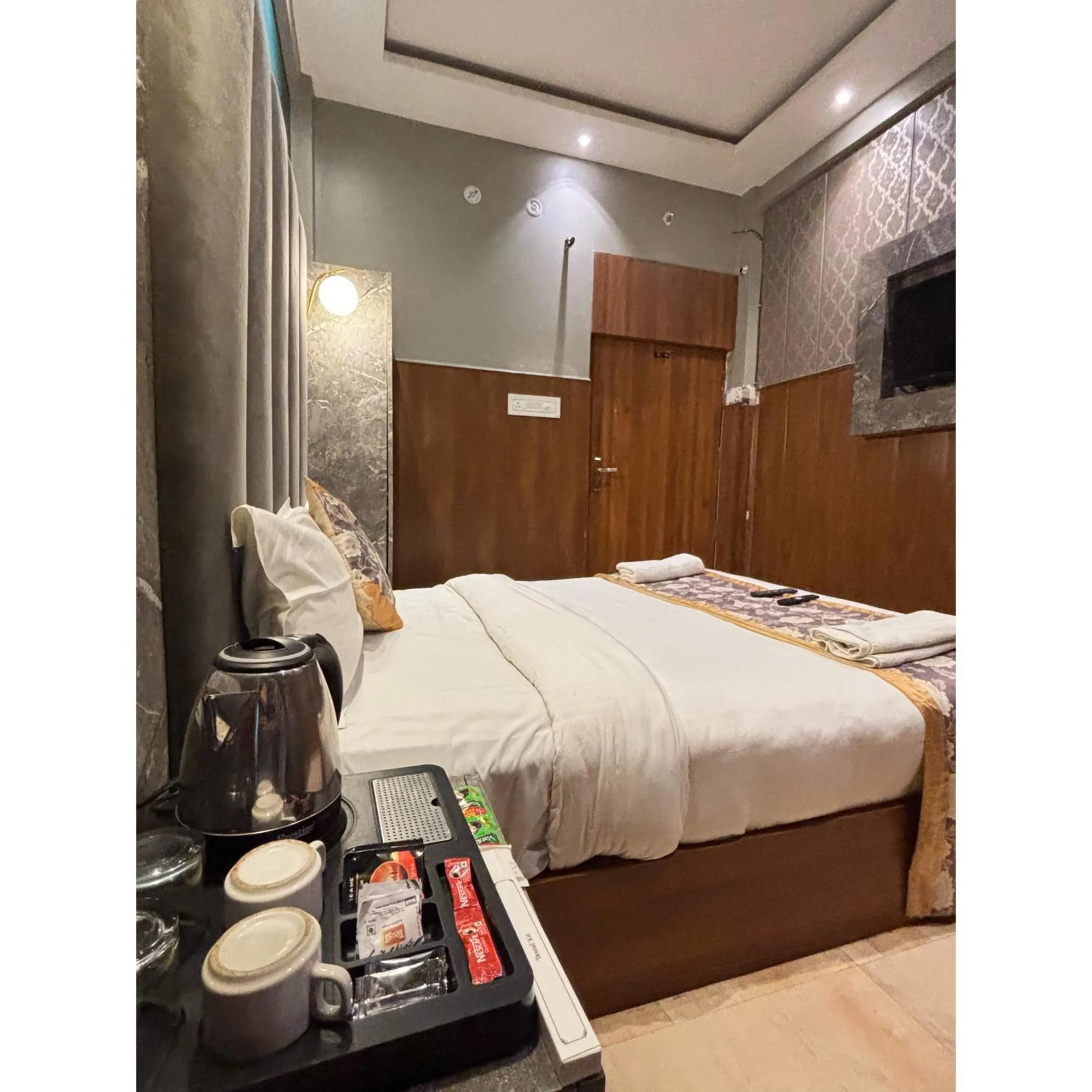Deluxe Room in Hotel Royal Palm Inn