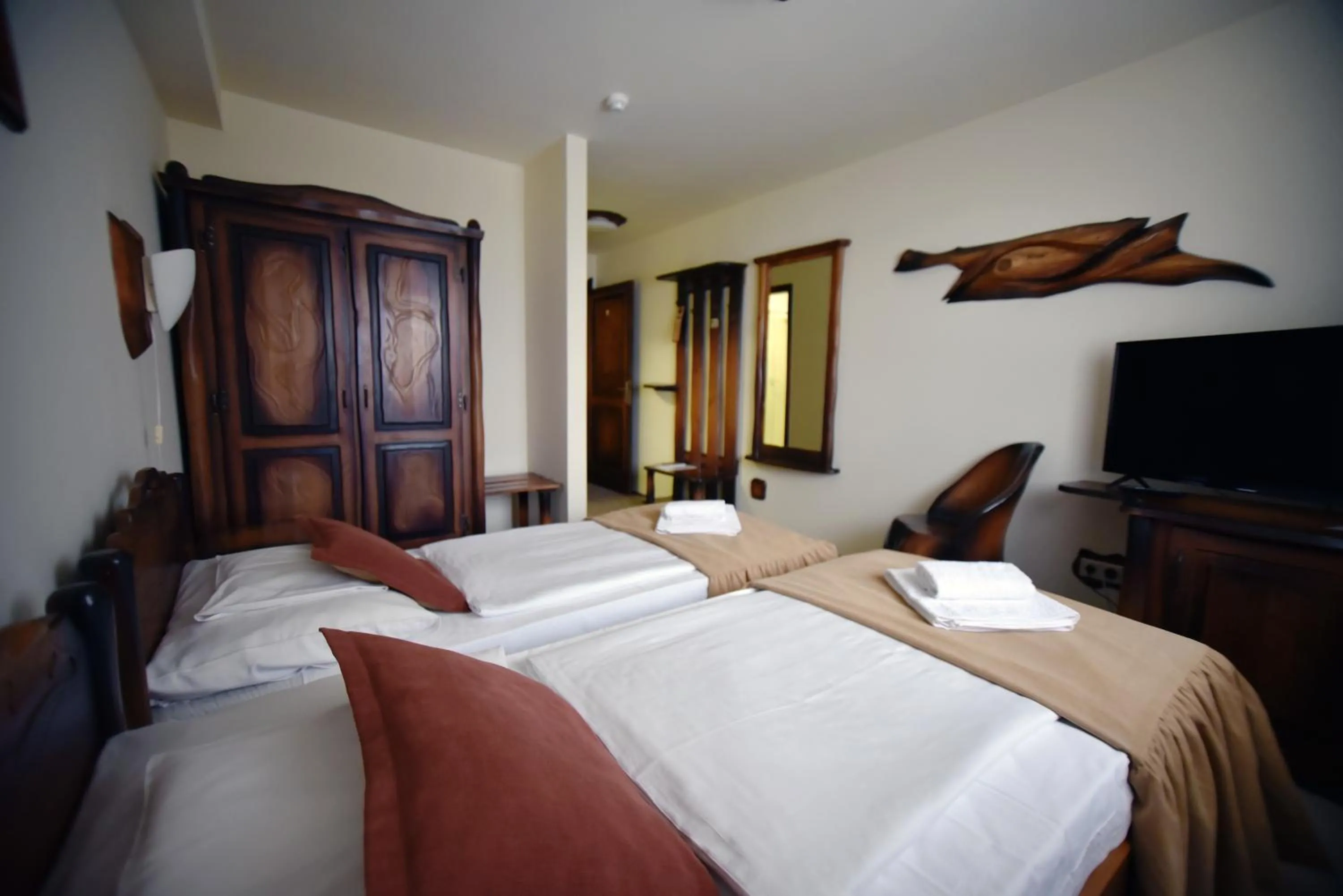 Twin Room - single occupancy in Camelot Club Hotel