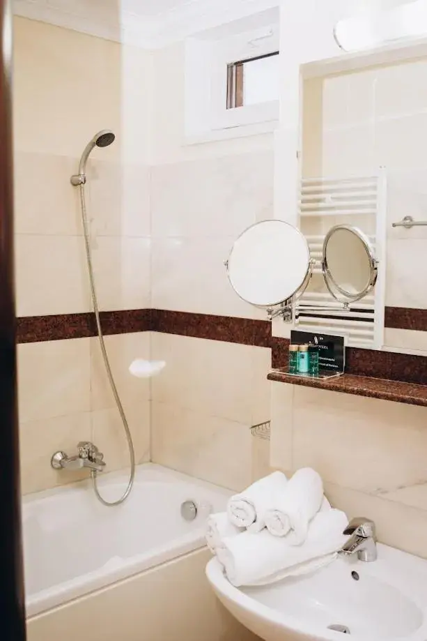 Bathroom in Hotel Novera Bathroom in Hotel Novera