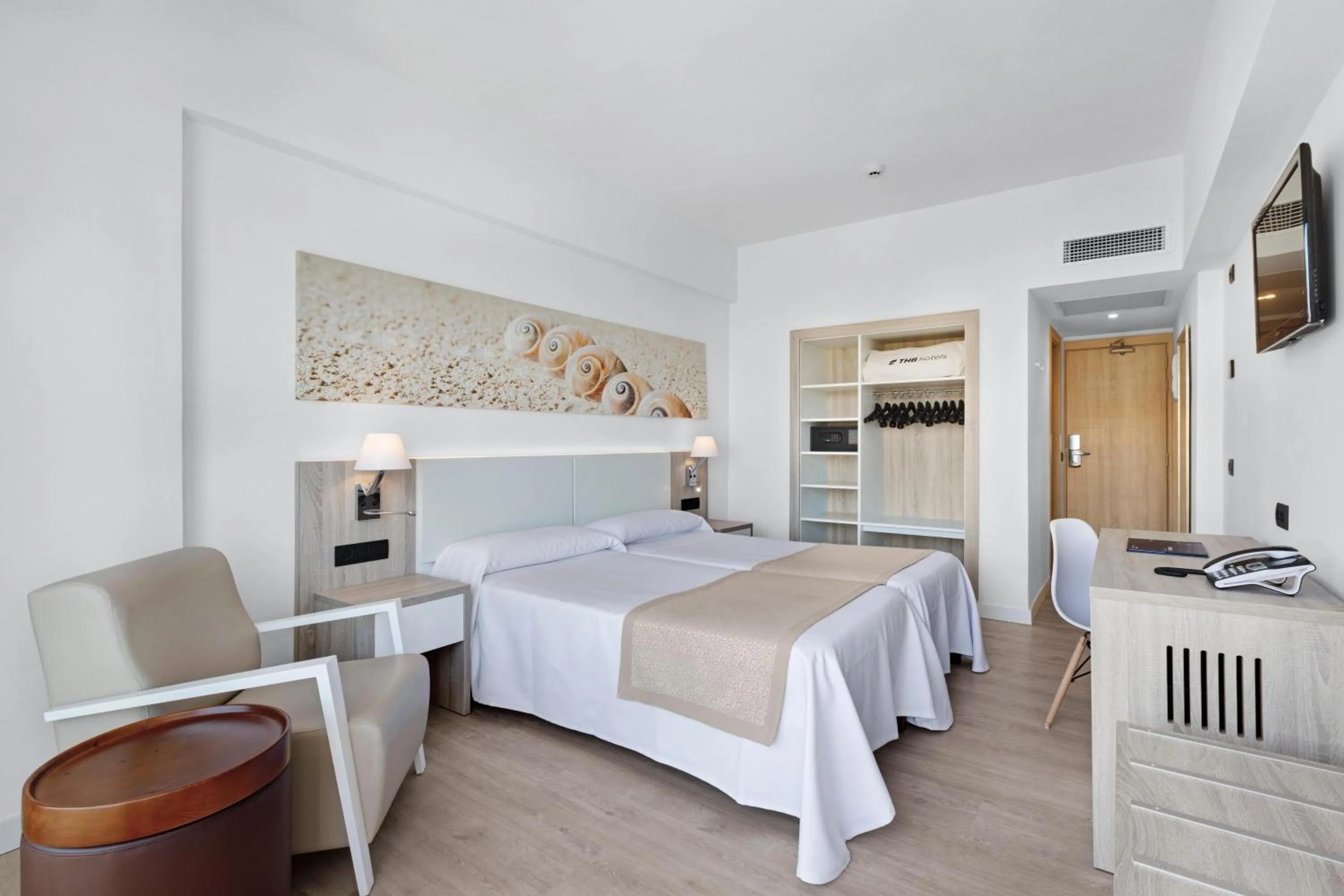 Photo of the whole room, Bed in THB Cala Lliteras - Adults Only