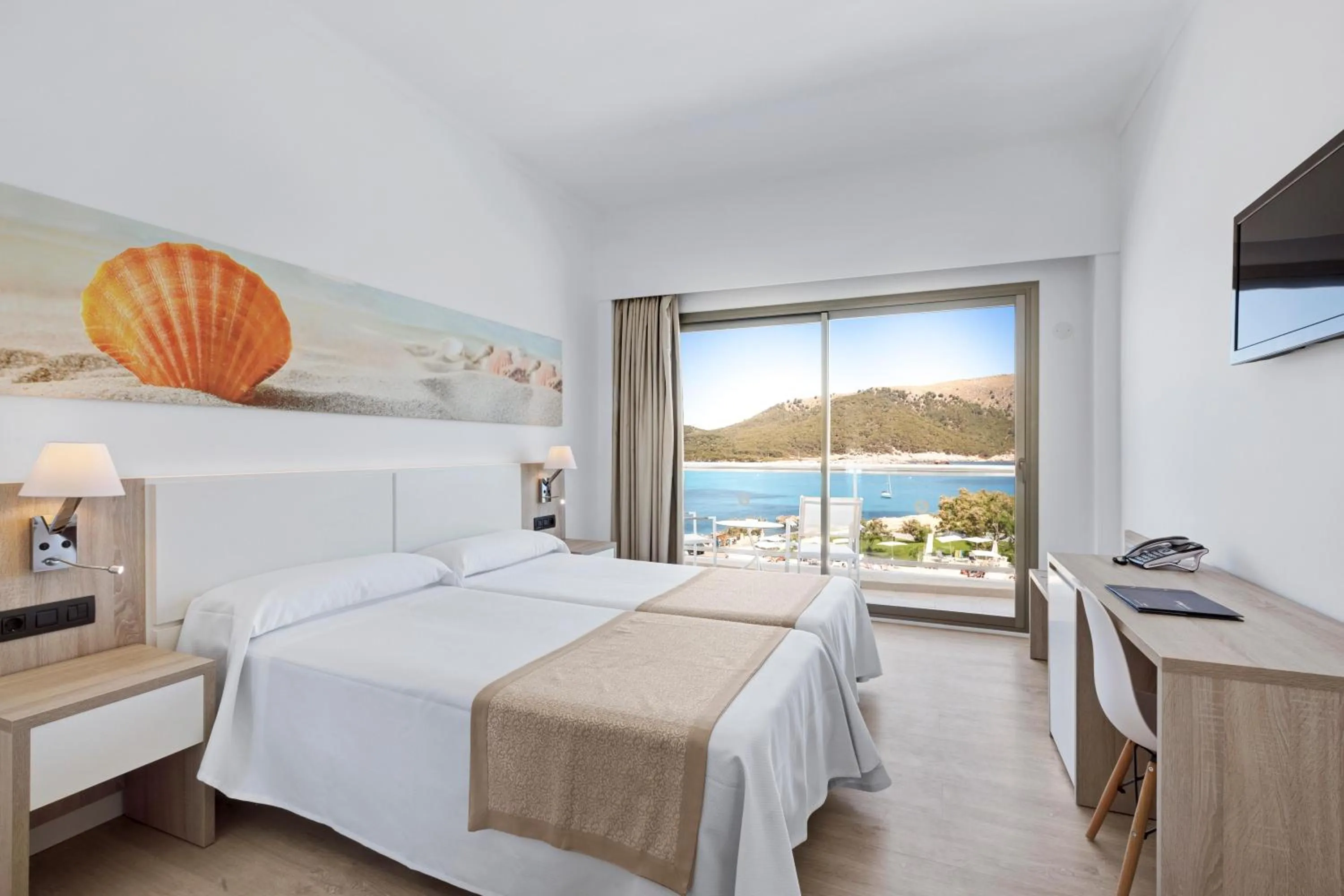 Photo of the whole room, Bed in THB Cala Lliteras - Adults Only