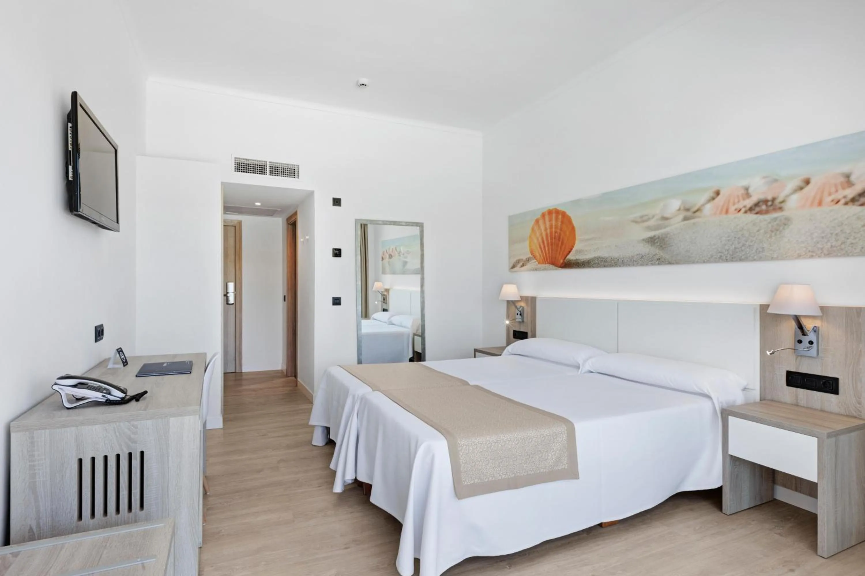 Photo of the whole room, Bed in THB Cala Lliteras - Adults Only