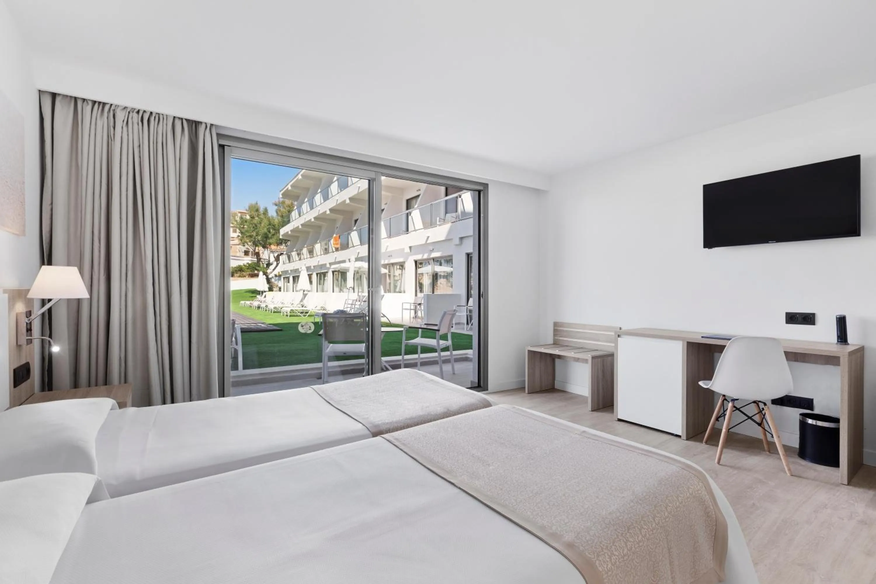 Photo of the whole room, Bed in THB Cala Lliteras - Adults Only