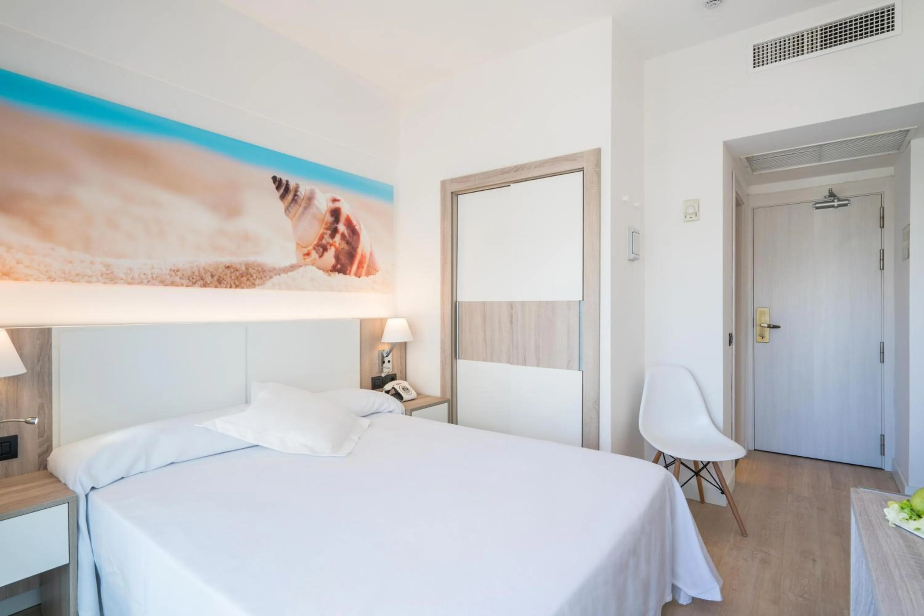 Shower, Bed in THB Gran Playa - Adults Only