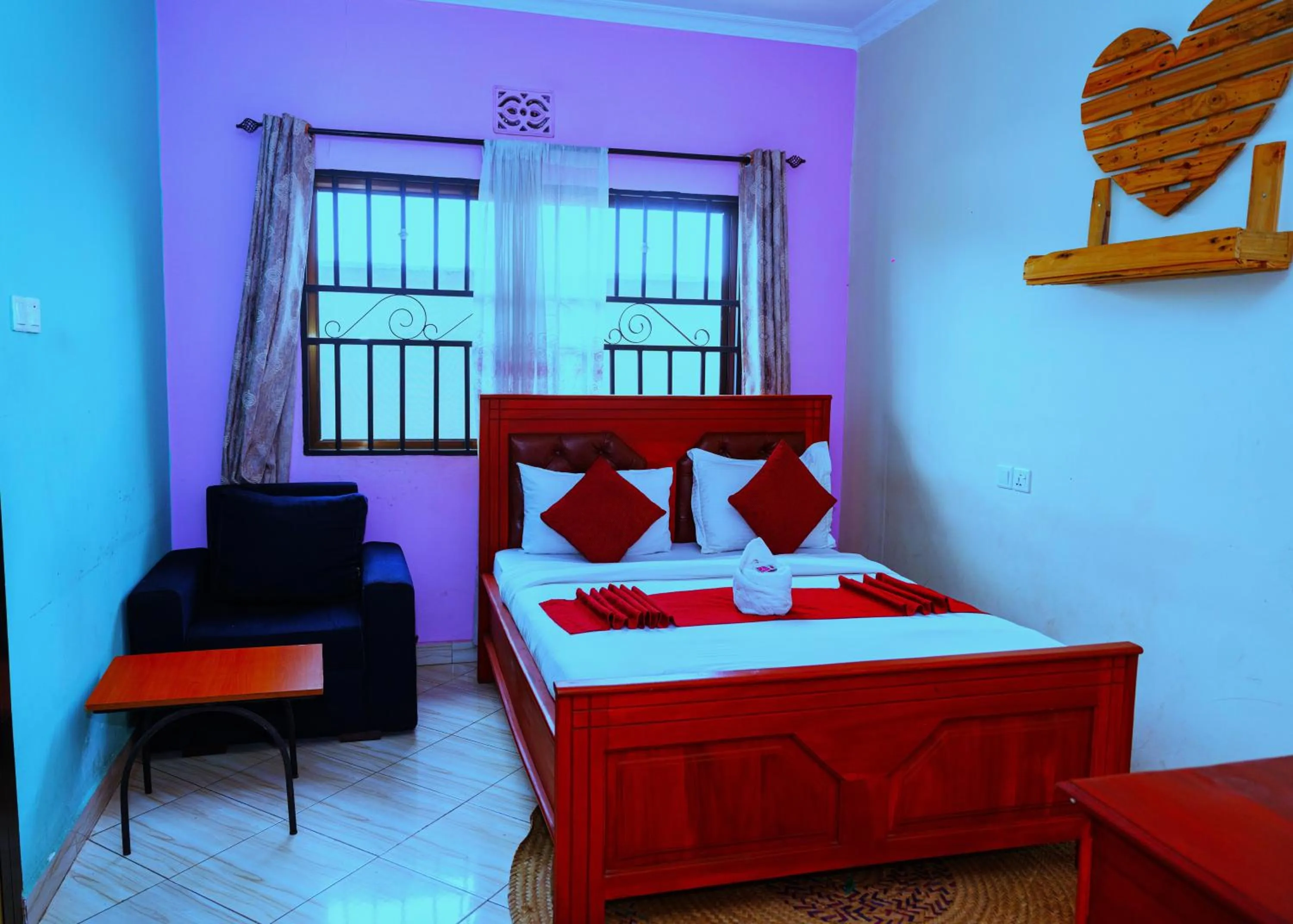 Photo of the whole room, Bed in Safari Park House