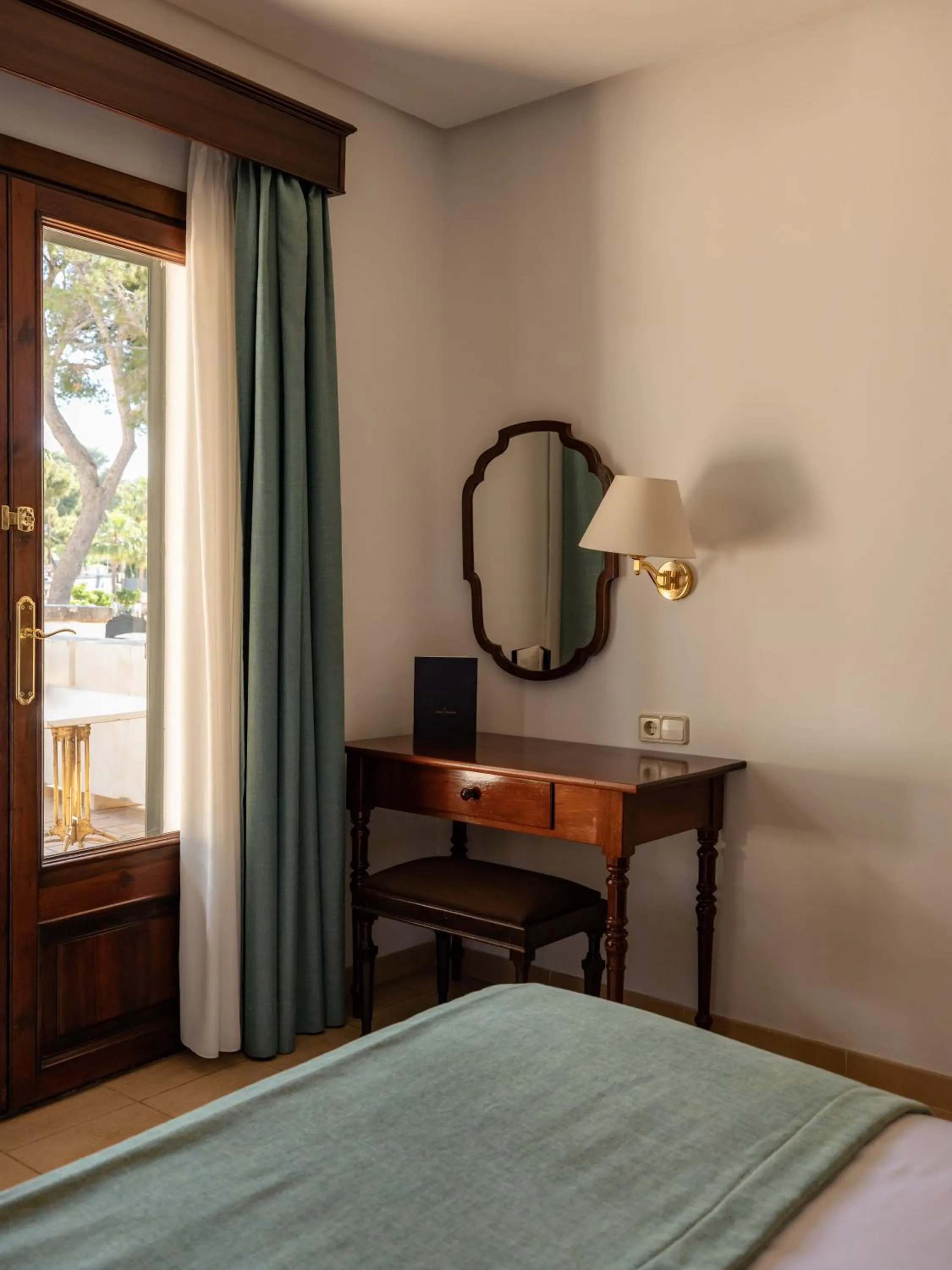 Bedroom, Bed in Hotel Bendinat