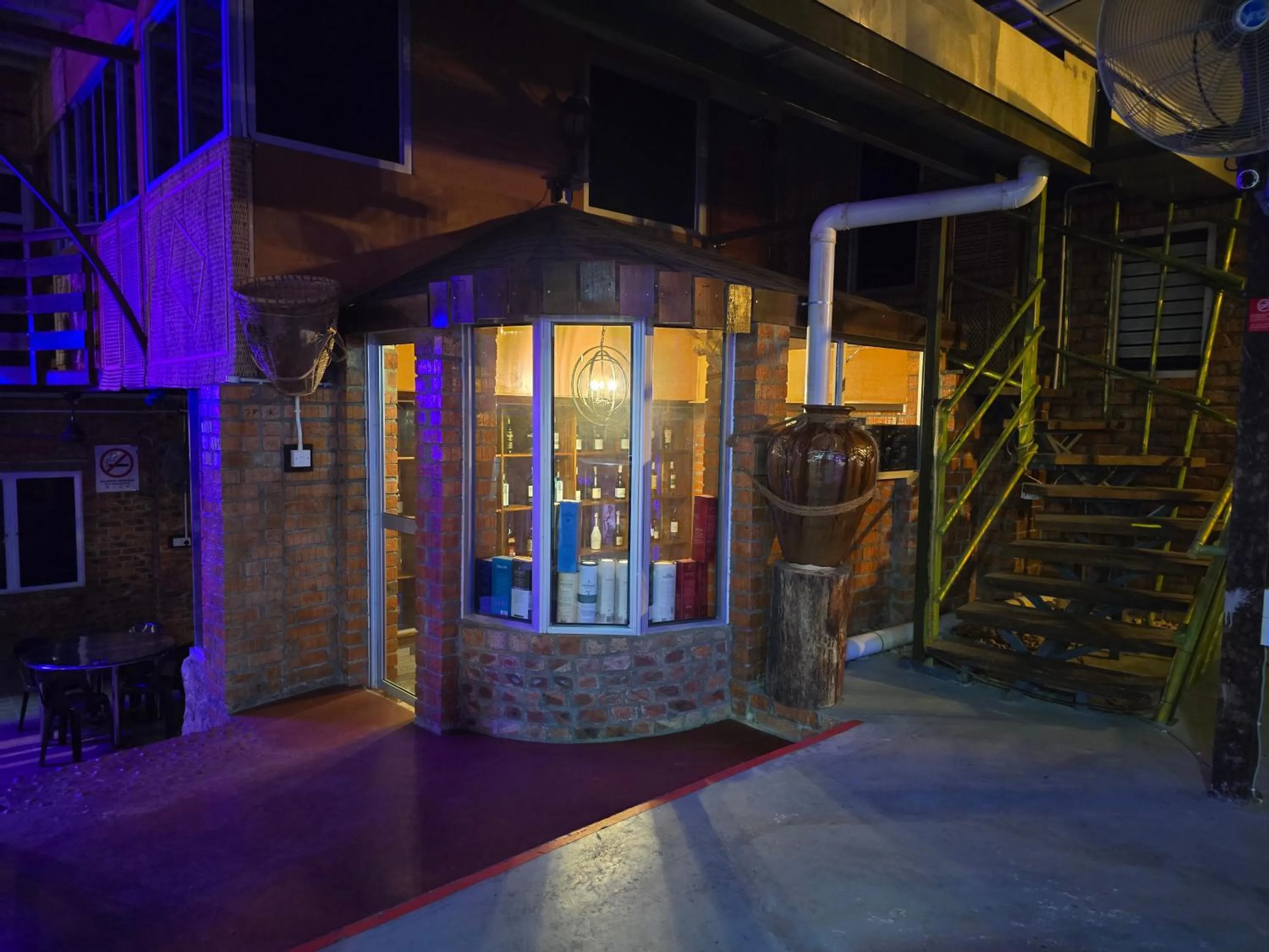 oven in Heritage House Windcave Bar & Stay